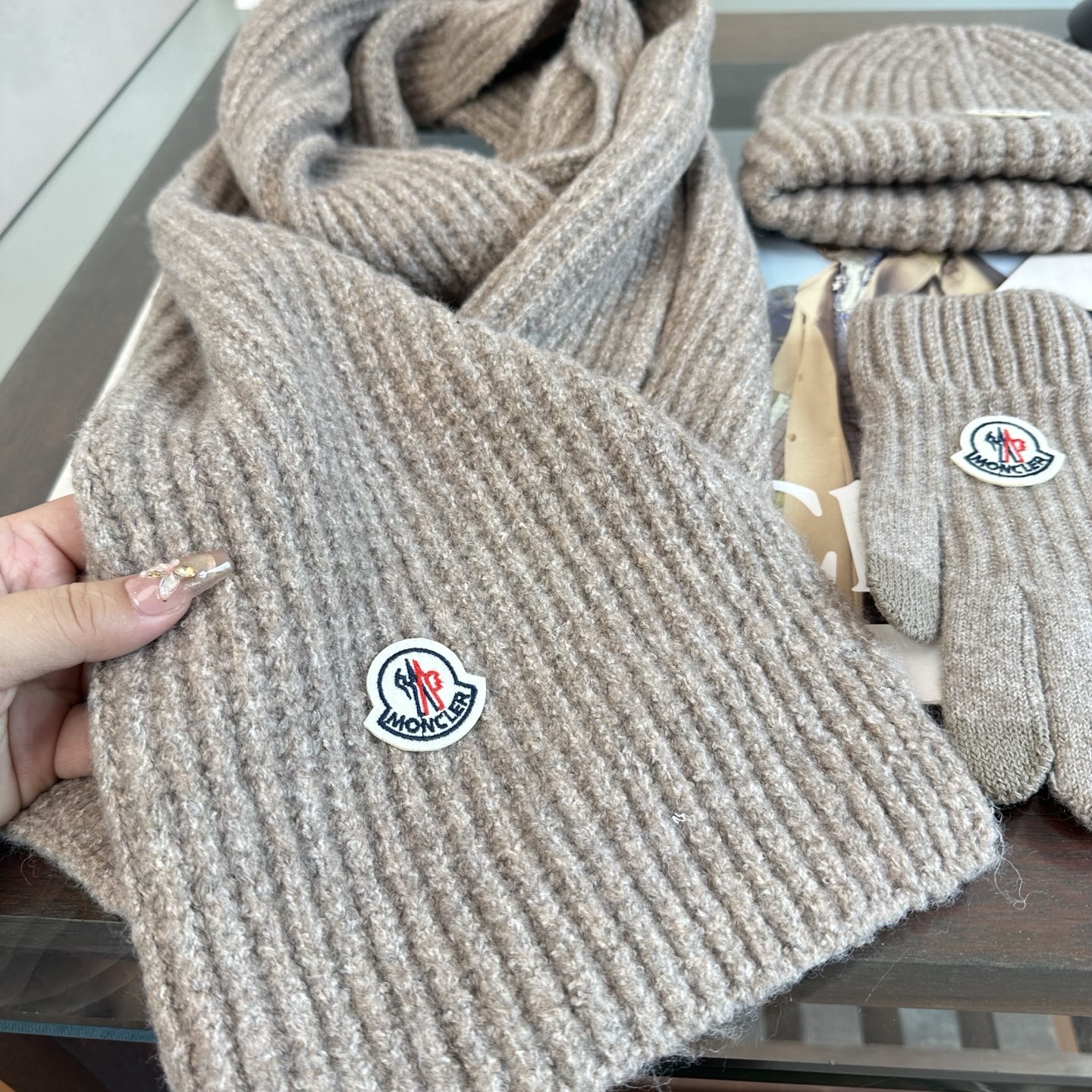 Moncler 蒙口三件套装秋冬款翻边羊毛针织毛线帽 高品质定制！这款必定是极简主义的最爱 干净，利索，时尚百搭，绝对不
