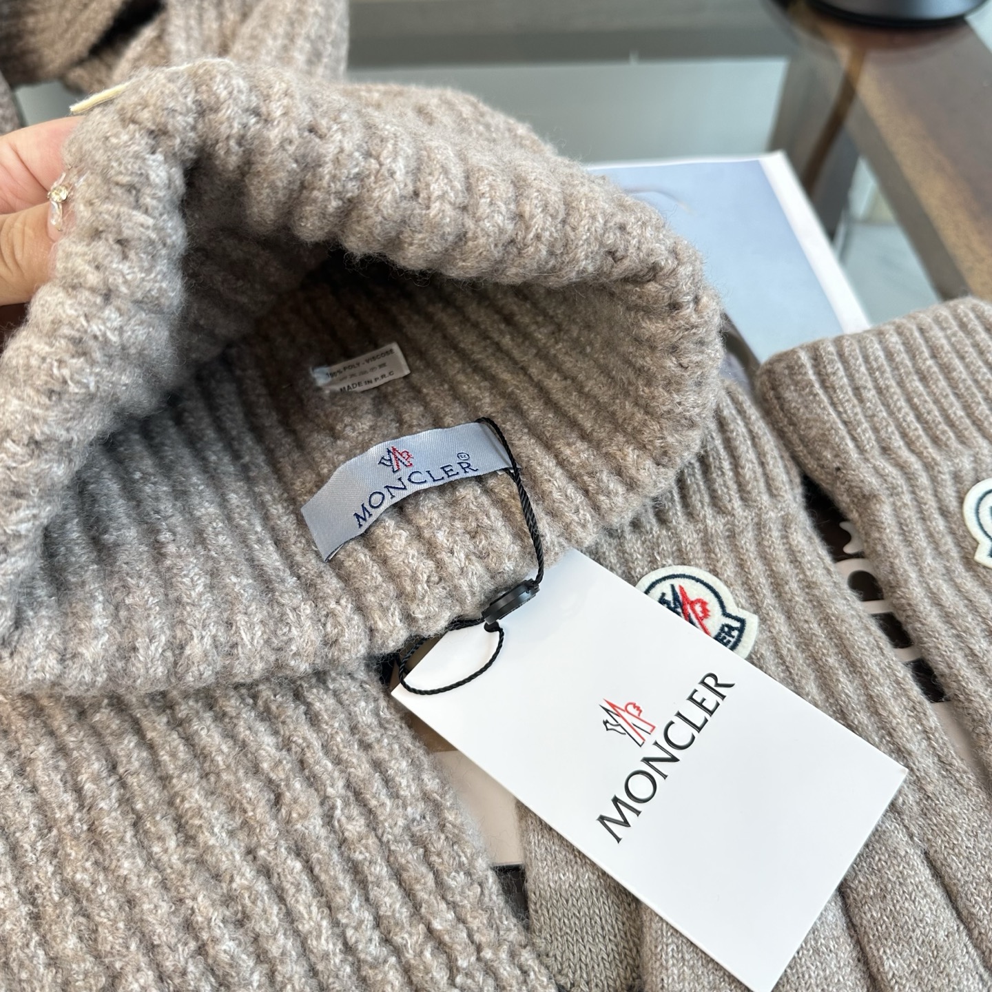 Moncler 蒙口三件套装秋冬款翻边羊毛针织毛线帽 高品质定制！这款必定是极简主义的最爱 干净，利索，时尚百搭，绝对不