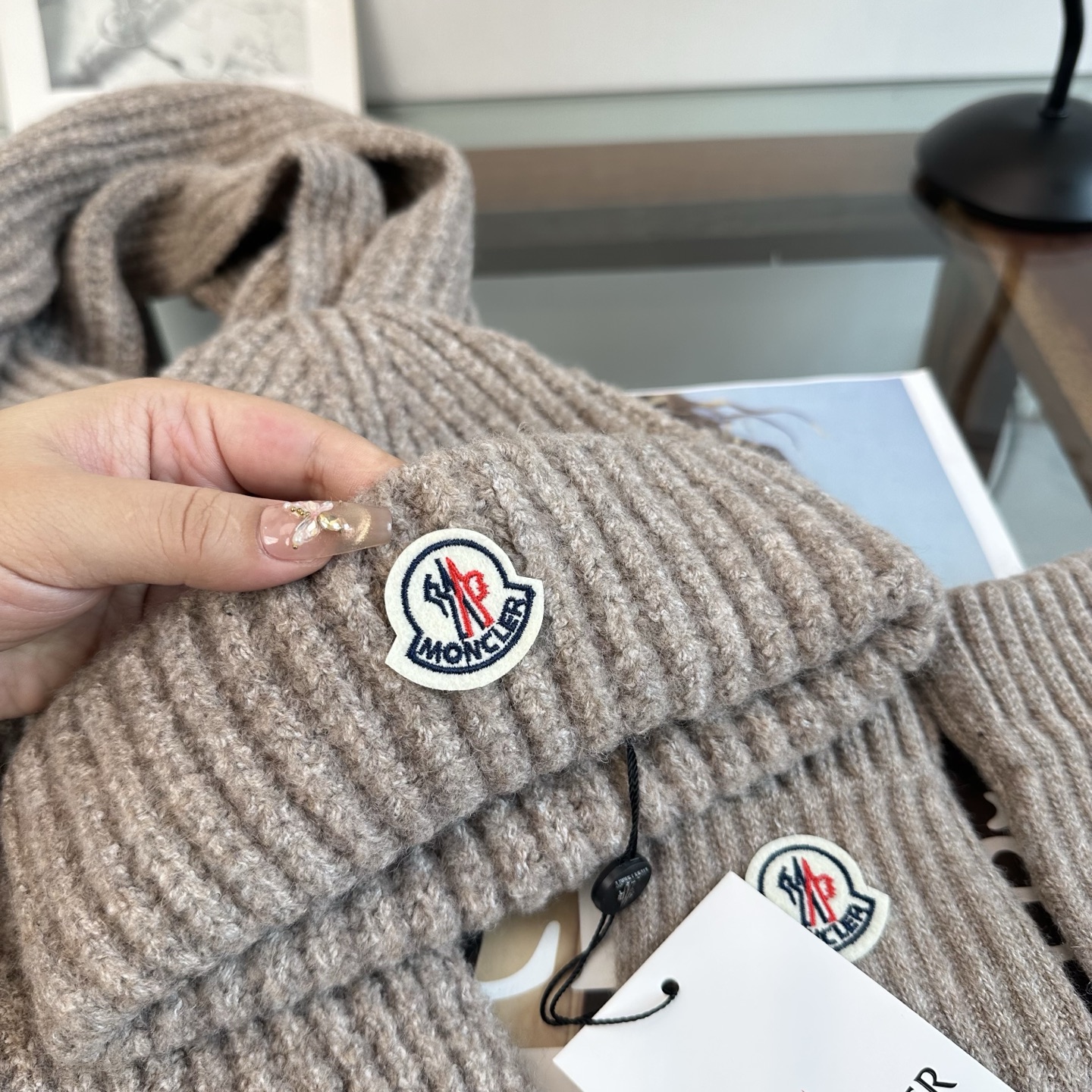 Moncler 蒙口三件套装秋冬款翻边羊毛针织毛线帽 高品质定制！这款必定是极简主义的最爱 干净，利索，时尚百搭，绝对不