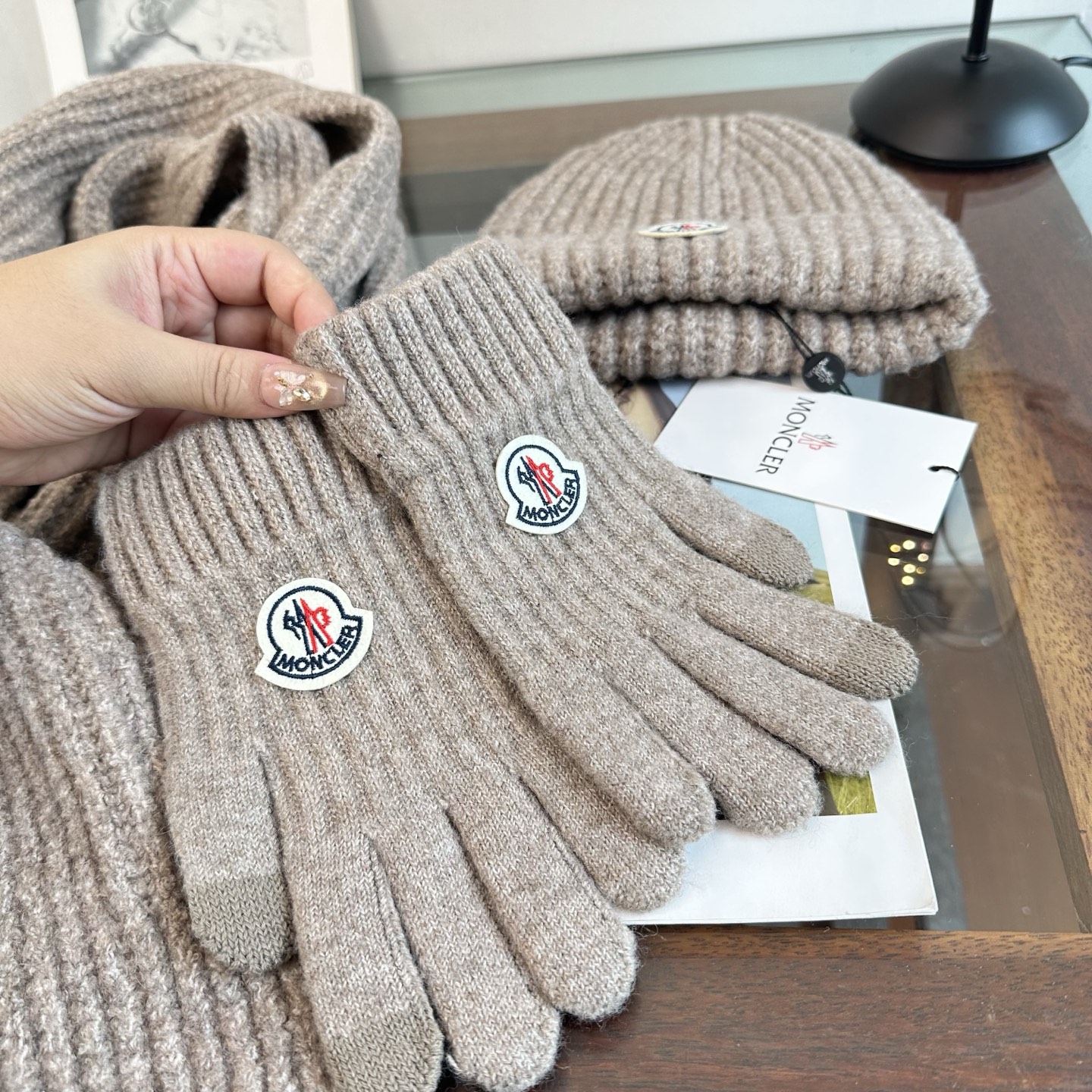 Moncler 蒙口三件套装秋冬款翻边羊毛针织毛线帽 高品质定制！这款必定是极简主义的最爱 干净，利索，时尚百搭，绝对不