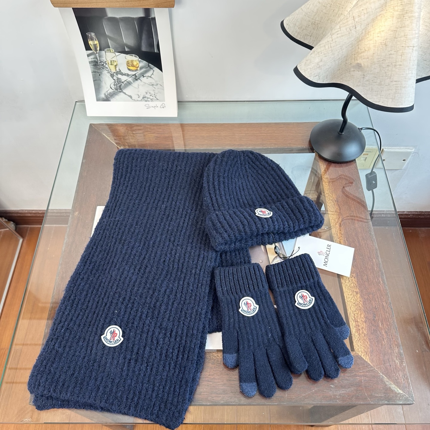 Moncler 蒙口三件套装秋冬款翻边羊毛针织毛线帽 高品质定制!这款必定是极简主义的最爱 干净,利索,时尚百搭,绝对不 Moncler 蒙口三件套装秋冬款翻边羊毛针织毛线帽 高品质定制!这款必定是极简主义的最爱 干净,利索,时尚百搭,绝对不