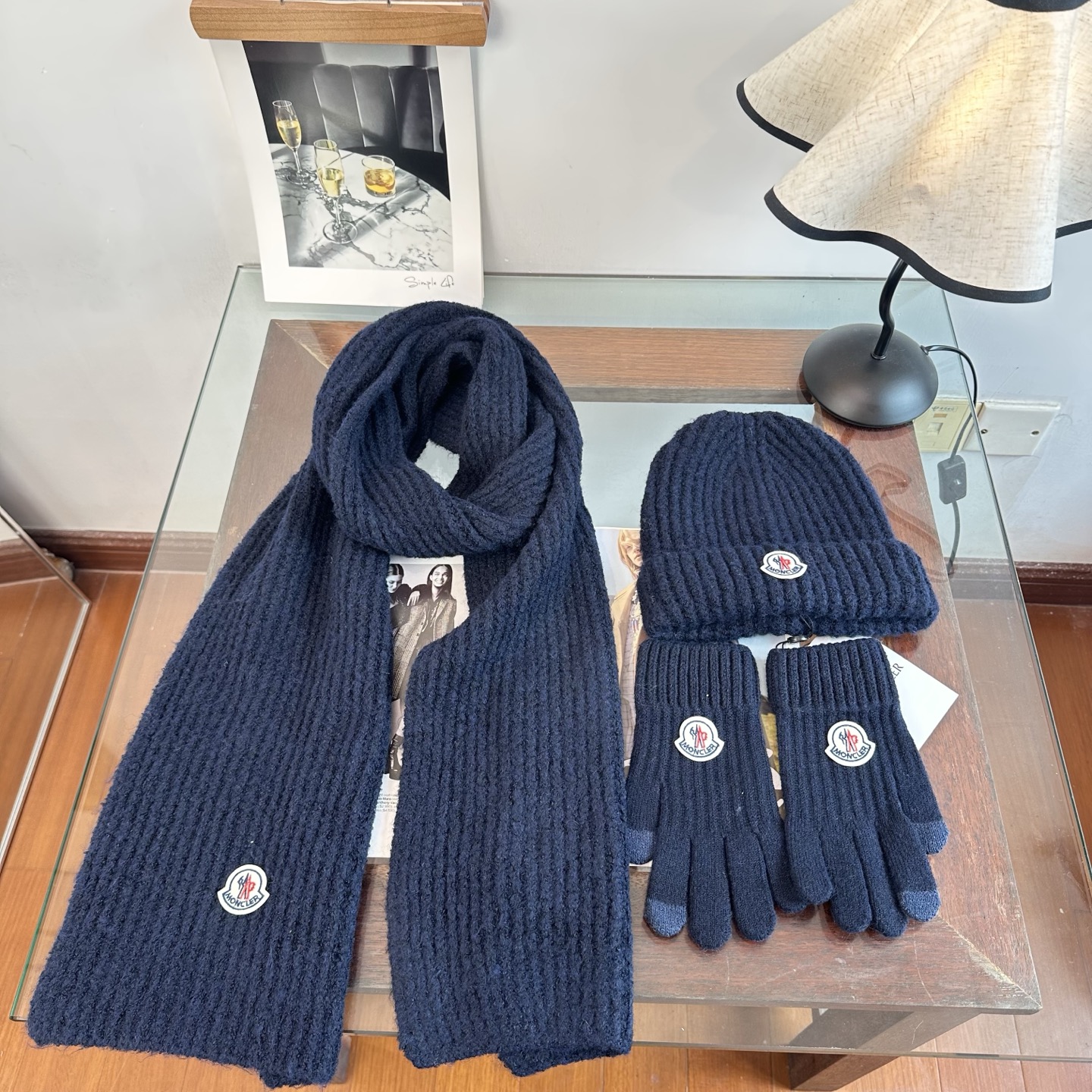 Moncler 蒙口三件套装秋冬款翻边羊毛针织毛线帽 高品质定制!这款必定是极简主义的最爱 干净,利索,时尚百搭,绝对不 Moncler 蒙口三件套装秋冬款翻边羊毛针织毛线帽 高品质定制!这款必定是极简主义的最爱 干净,利索,时尚百搭,绝对不