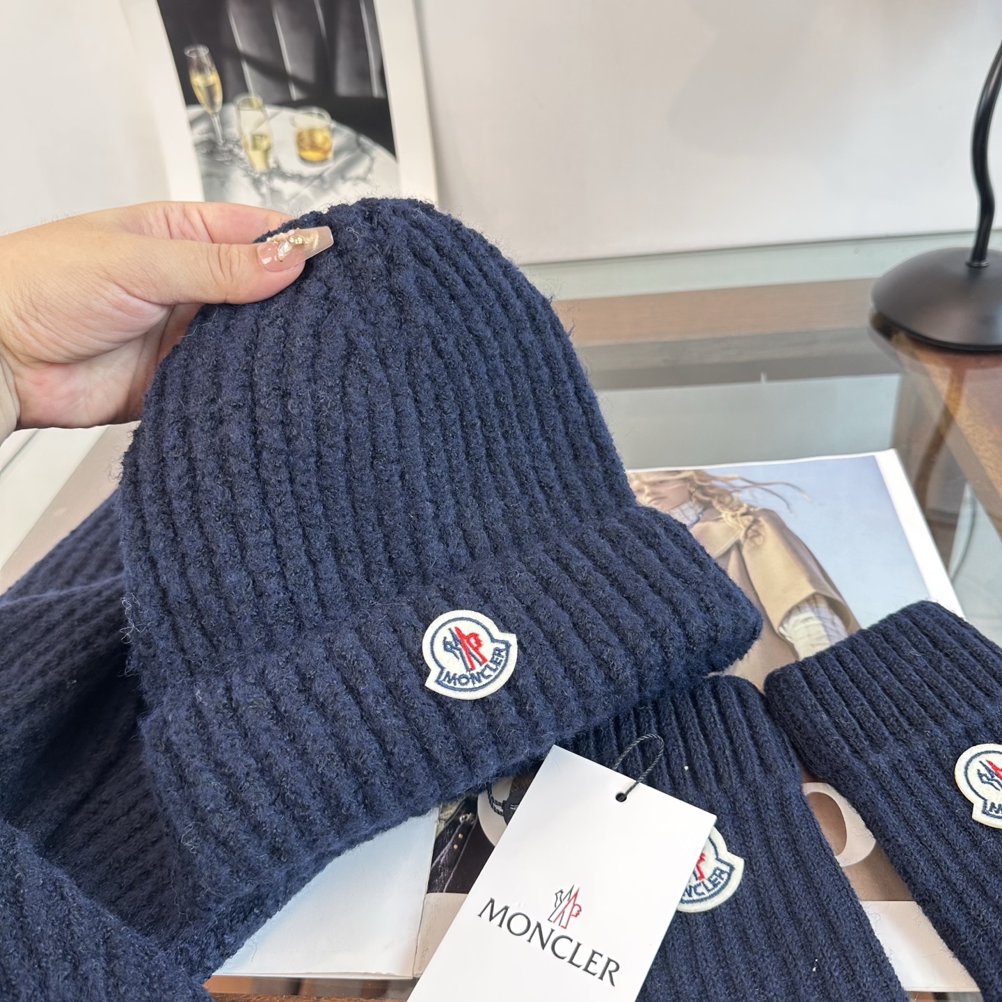 Moncler 蒙口三件套装秋冬款翻边羊毛针织毛线帽 高品质定制!这款必定是极简主义的最爱 干净,利索,时尚百搭,绝对不 Moncler 蒙口三件套装秋冬款翻边羊毛针织毛线帽 高品质定制!这款必定是极简主义的最爱 干净,利索,时尚百搭,绝对不