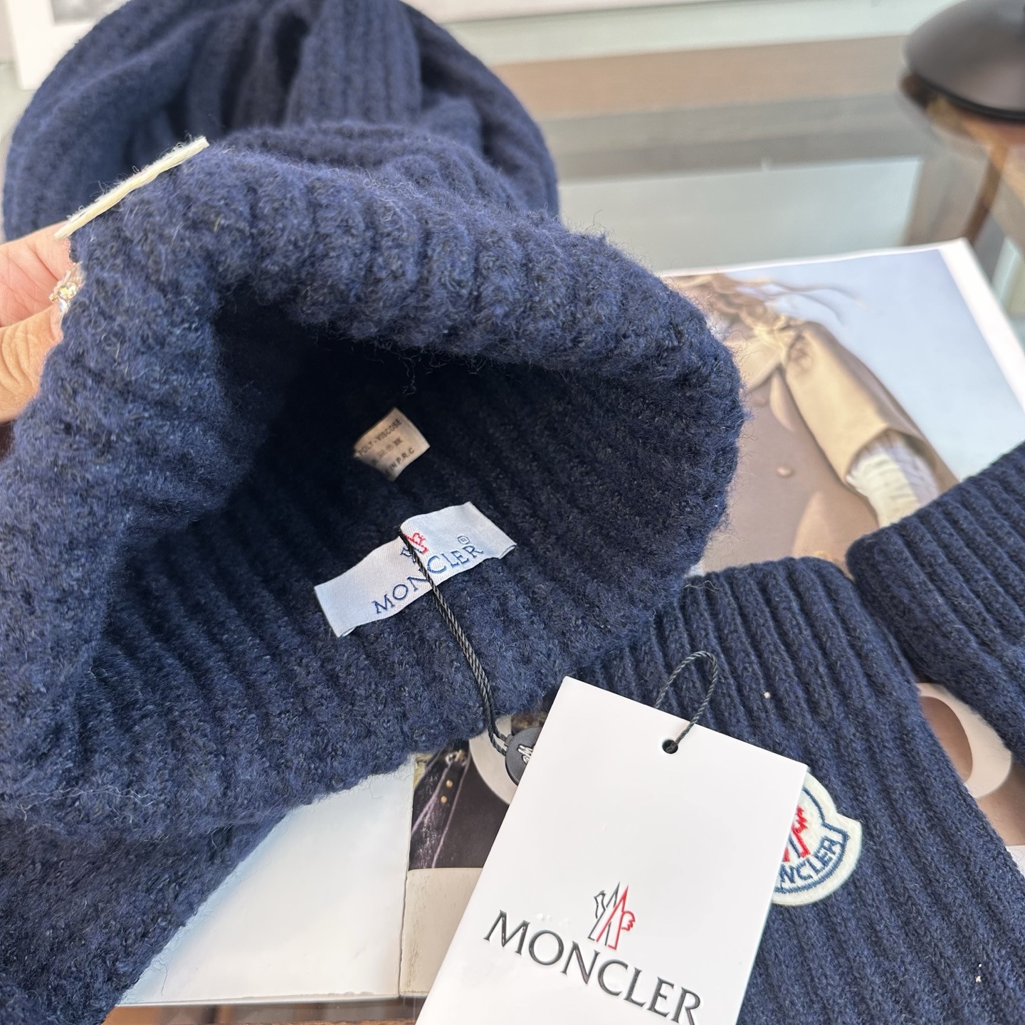Moncler 蒙口三件套装秋冬款翻边羊毛针织毛线帽 高品质定制!这款必定是极简主义的最爱 干净,利索,时尚百搭,绝对不 Moncler 蒙口三件套装秋冬款翻边羊毛针织毛线帽 高品质定制!这款必定是极简主义的最爱 干净,利索,时尚百搭,绝对不
