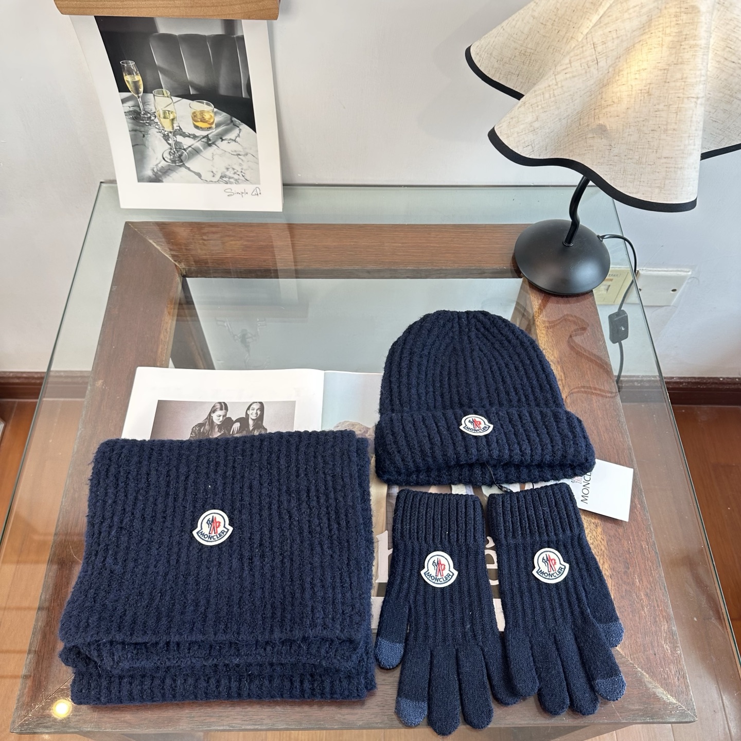 Moncler 蒙口三件套装秋冬款翻边羊毛针织毛线帽 高品质定制!这款必定是极简主义的最爱 干净,利索,时尚百搭,绝对不 Moncler 蒙口三件套装秋冬款翻边羊毛针织毛线帽 高品质定制!这款必定是极简主义的最爱 干净,利索,时尚百搭,绝对不