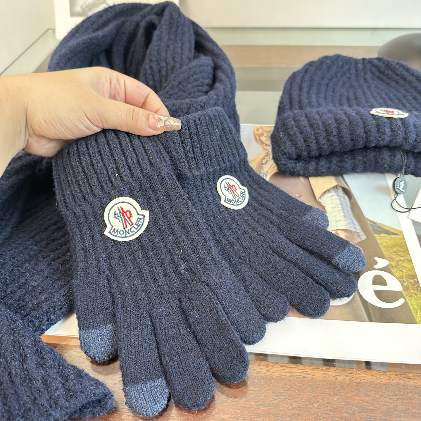 Moncler 蒙口三件套装秋冬款翻边羊毛针织毛线帽 高品质定制!这款必定是极简主义的最爱 干净,利索,时尚百搭,绝对不 Moncler 蒙口三件套装秋冬款翻边羊毛针织毛线帽 高品质定制!这款必定是极简主义的最爱 干净,利索,时尚百搭,绝对不