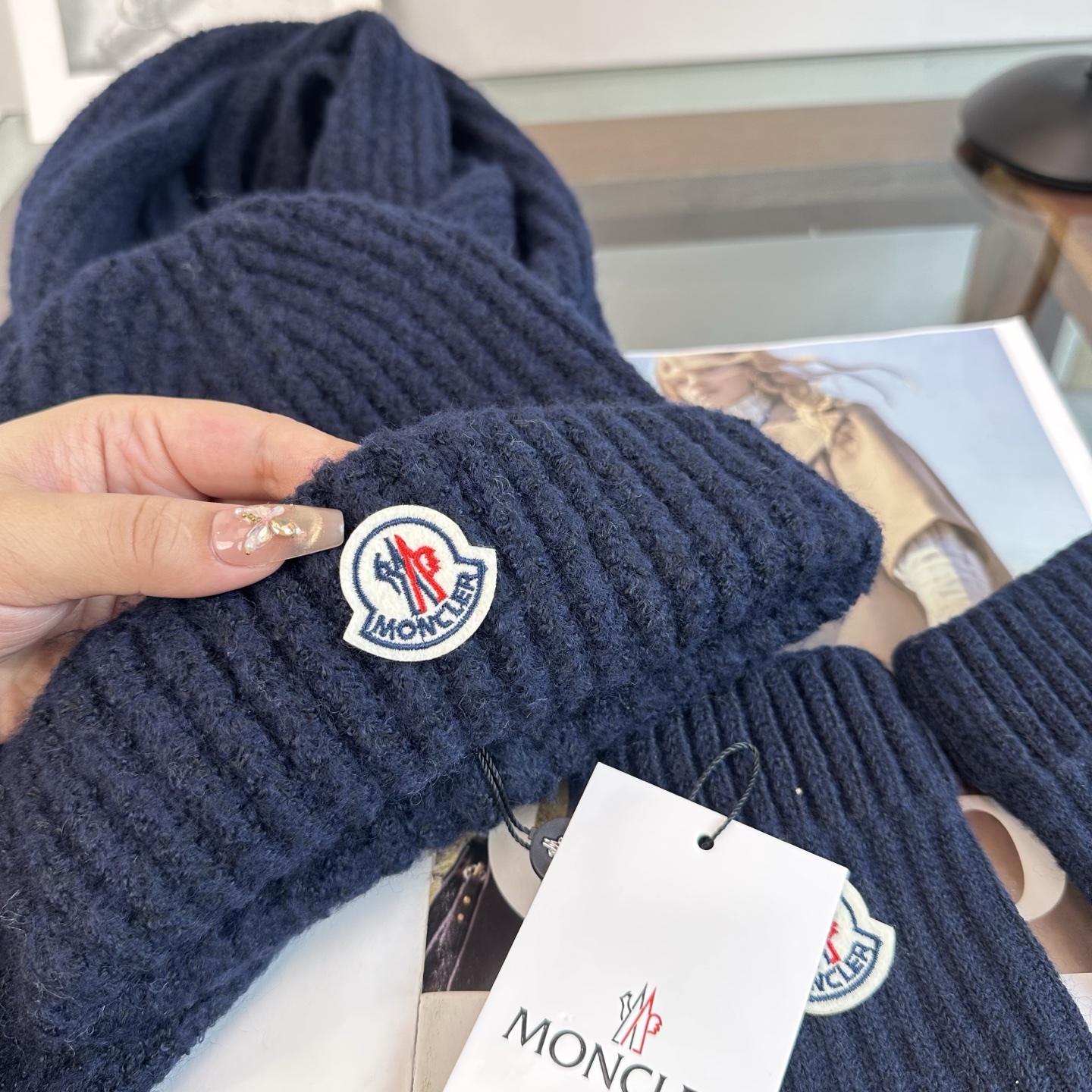 Moncler 蒙口三件套装秋冬款翻边羊毛针织毛线帽 高品质定制!这款必定是极简主义的最爱 干净,利索,时尚百搭,绝对不 Moncler 蒙口三件套装秋冬款翻边羊毛针织毛线帽 高品质定制!这款必定是极简主义的最爱 干净,利索,时尚百搭,绝对不