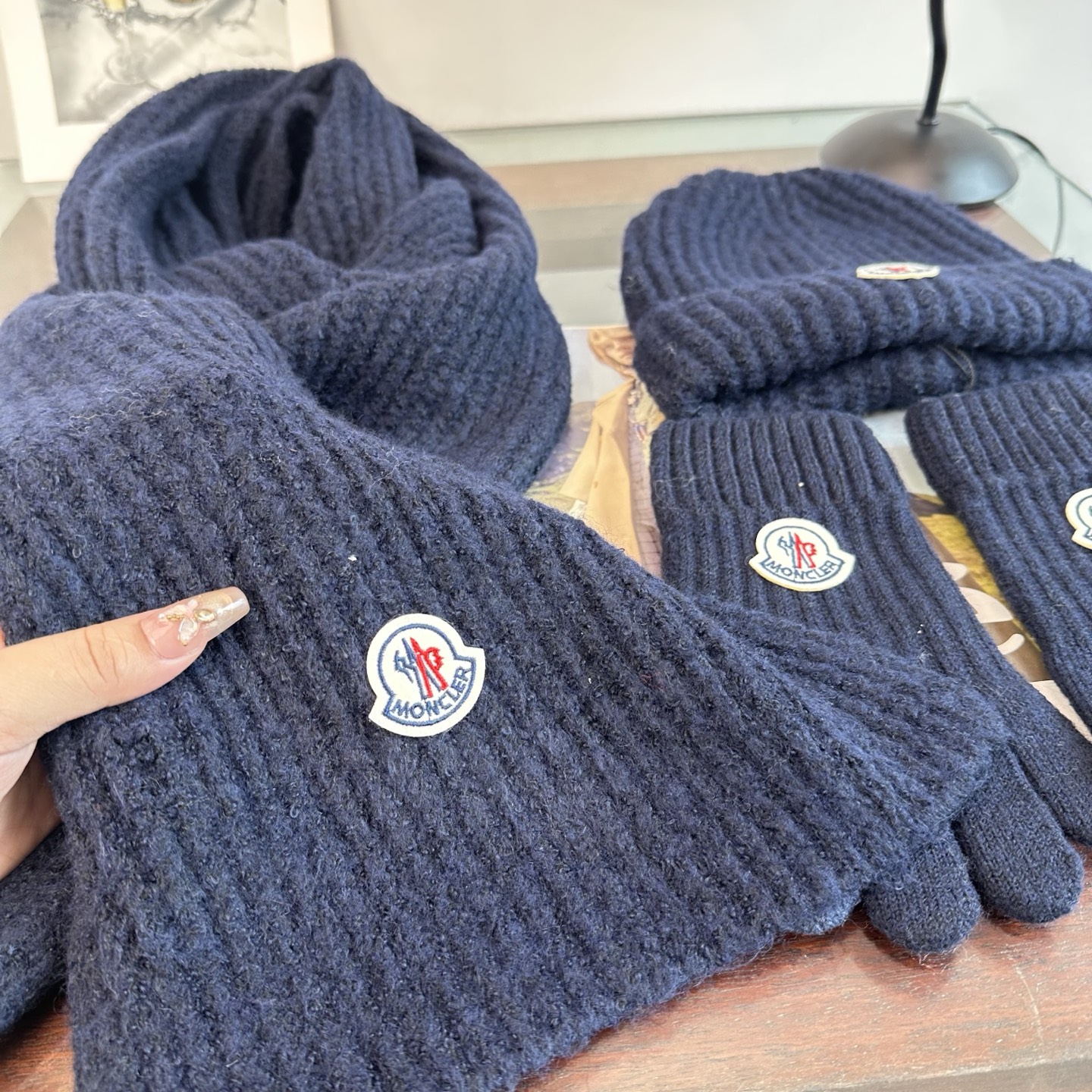 Moncler 蒙口三件套装秋冬款翻边羊毛针织毛线帽 高品质定制!这款必定是极简主义的最爱 干净,利索,时尚百搭,绝对不 Moncler 蒙口三件套装秋冬款翻边羊毛针织毛线帽 高品质定制!这款必定是极简主义的最爱 干净,利索,时尚百搭,绝对不