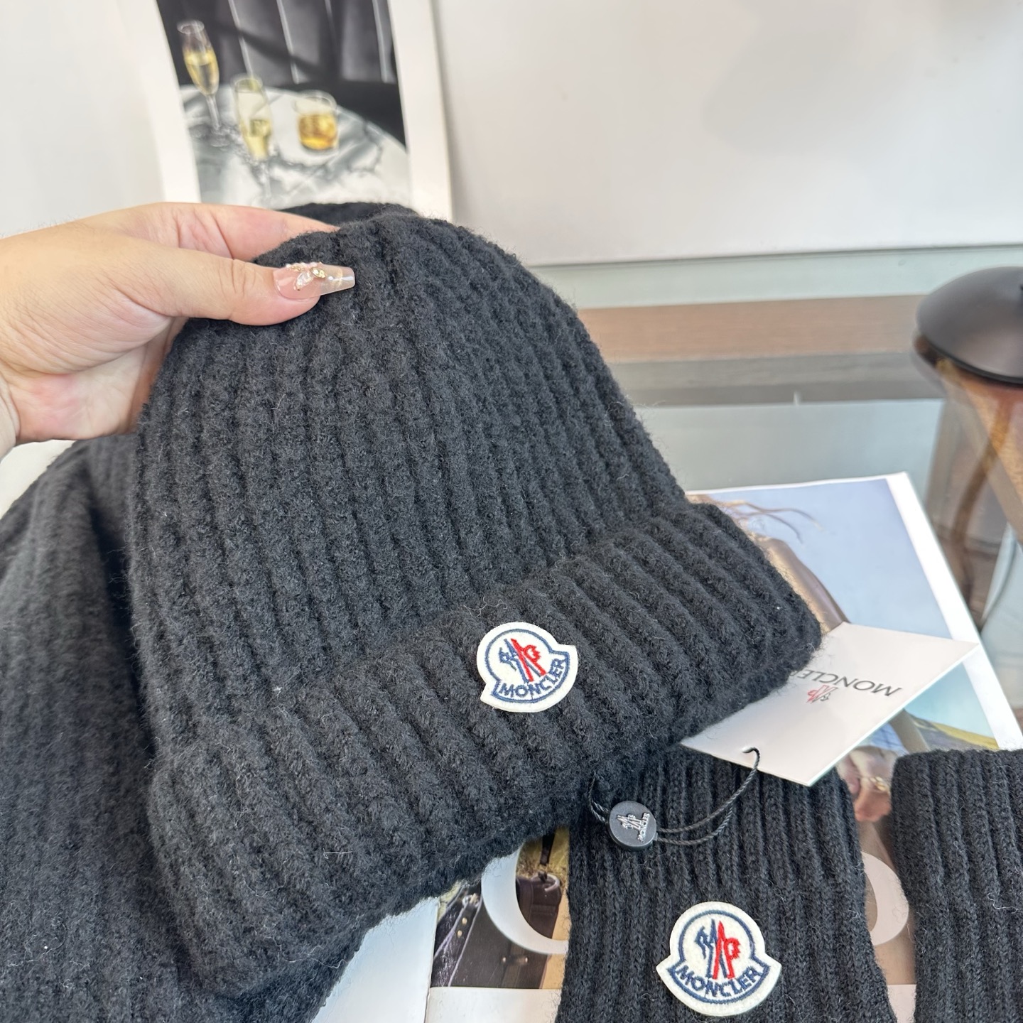 Moncler 蒙口三件套装秋冬款翻边羊毛针织毛线帽 高品质定制！这款必定是极简主义的最爱 干净，利索，时尚百搭，绝对不