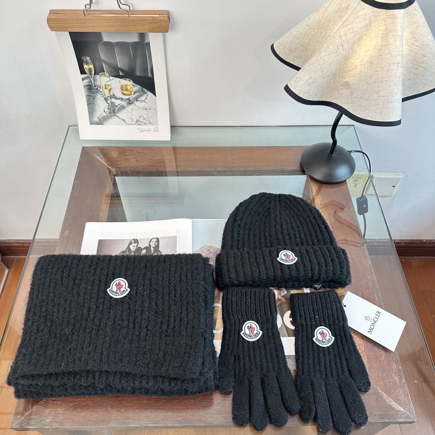 Moncler 蒙口三件套装秋冬款翻边羊毛针织毛线帽 高品质定制！这款必定是极简主义的最爱 干净，利索，时尚百搭，绝对不