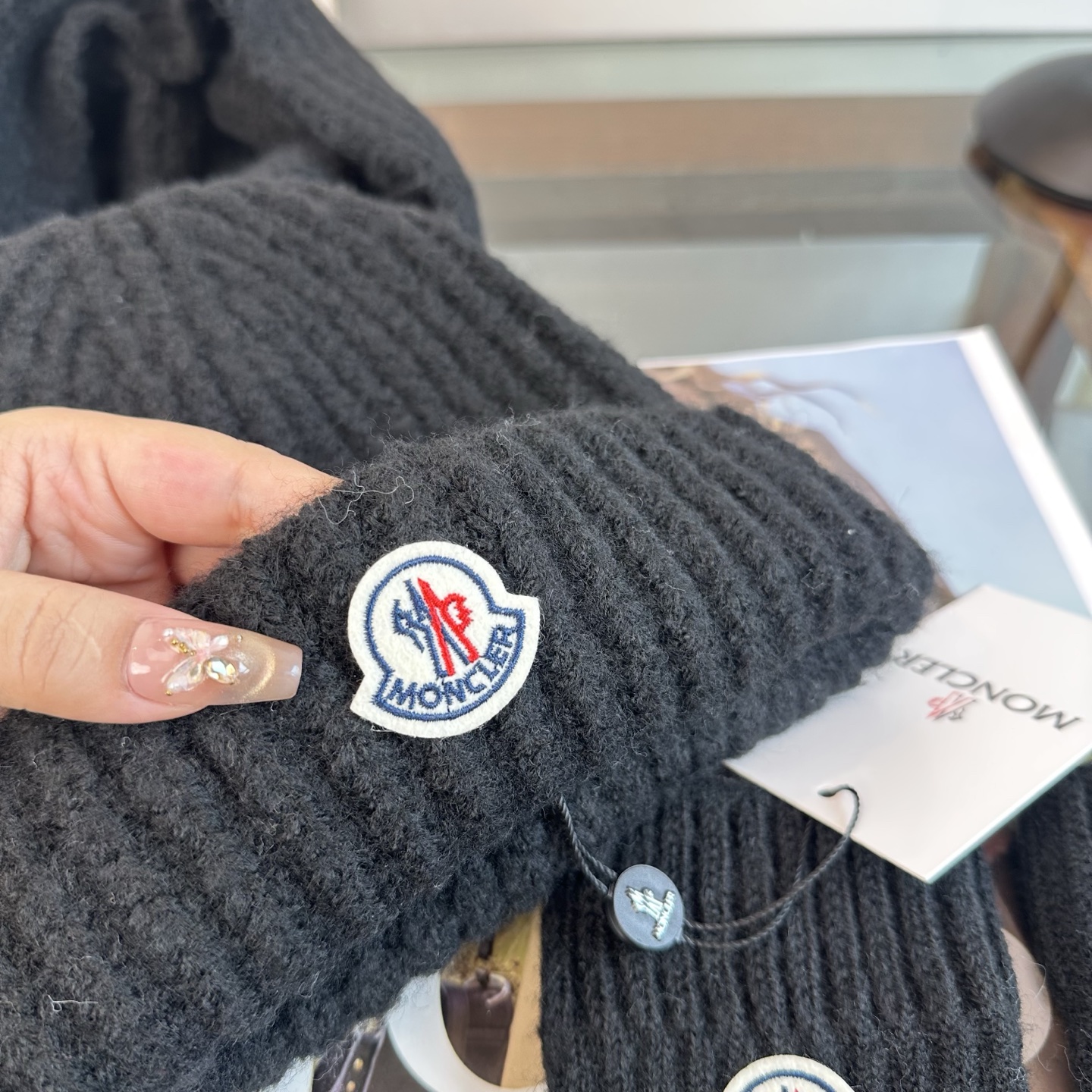 Moncler 蒙口三件套装秋冬款翻边羊毛针织毛线帽 高品质定制！这款必定是极简主义的最爱 干净，利索，时尚百搭，绝对不