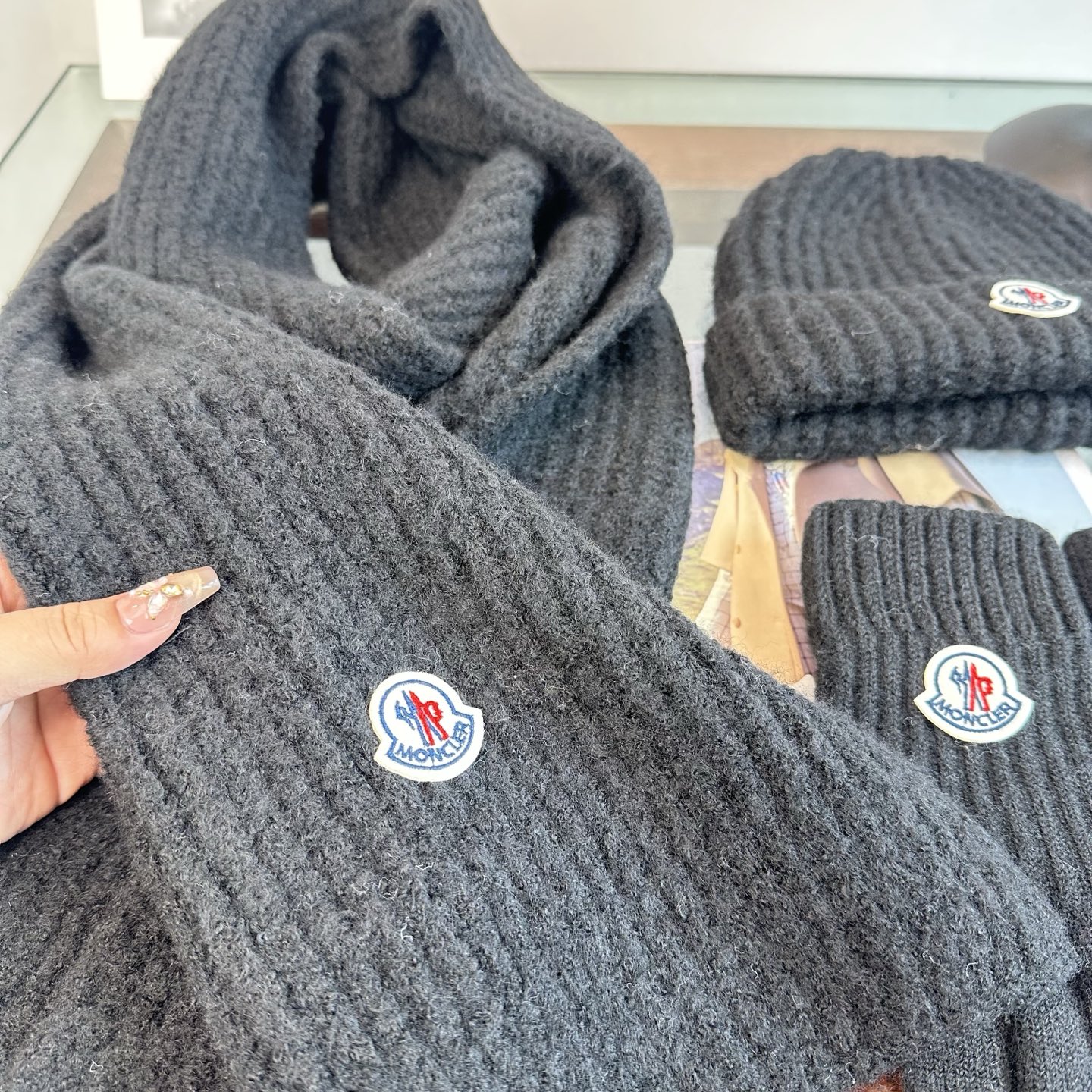 Moncler 蒙口三件套装秋冬款翻边羊毛针织毛线帽 高品质定制！这款必定是极简主义的最爱 干净，利索，时尚百搭，绝对不
