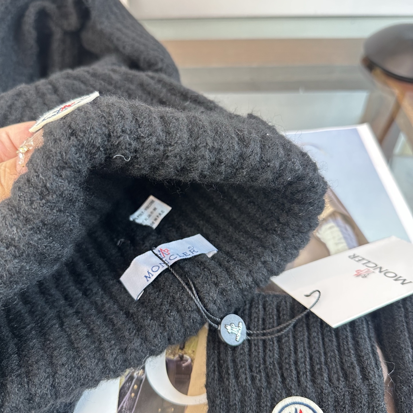 Moncler 蒙口三件套装秋冬款翻边羊毛针织毛线帽 高品质定制！这款必定是极简主义的最爱 干净，利索，时尚百搭，绝对不