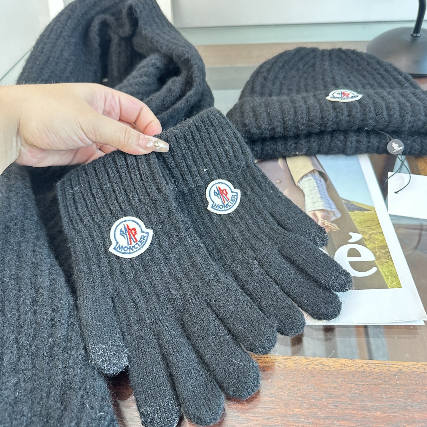 Moncler 蒙口三件套装秋冬款翻边羊毛针织毛线帽 高品质定制！这款必定是极简主义的最爱 干净，利索，时尚百搭，绝对不