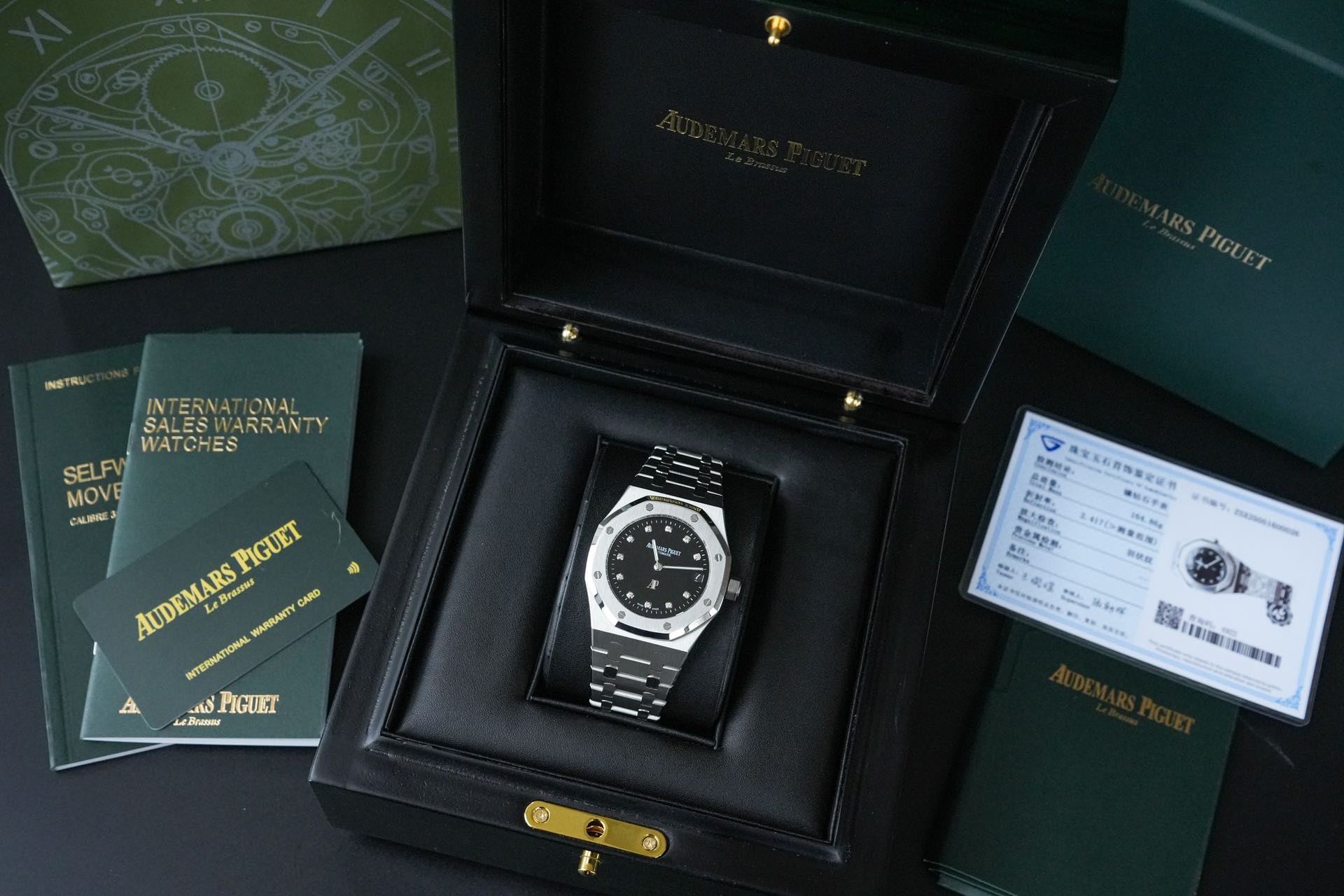 NO:393363,Audemars Piguet Royal Oak Series 15202 A hard steel king's style is pushed to a higher height [Case] ​​39MM diameter, ultra-thin case 9 thickness. Classic octagonal ring mouth polishing treatment, the masculine shape has a slight softness. It is paired with anti-glare treatment sapphire crystal mirror and bottom cover, and the waterproof depth is 50 meters. [Dial] can be dazzling and shine even in weak light, which is another breakthrough in the technical level of B7. Engraved 'etite  Taisserie' small plaid decoration, fluorescent-coated platinum three-dimensional hour markers and Royal Oak series fluorescent-coated hands are simple and noble. [Watch Strap] Steel King's iconic strap is meticulous in workmanship, and the size and width of each knot are moderate. Different from the previous folding clasp A square, it also uses polishing, which complements the same polished ring. [Movement] Self-developed and restored genuine Cal.2121 movement, with a similar appearance, and is no less than the original movement stability. In addition to the old model, it needs to be adjusted by turning the hour hand to adjust the calendar, the new movement can quickly adjust the calendar and make it more convenient to use. God-level texture, the king of polishing!  Please appreciate and play with all the watch friends!  ,,audemars19860909爱彼皇家橡树系列15202 A硬气钢王的风采推向更高的高度【表壳】39MM表径,超薄表壳9厚度 经典八边形圈口抛光处理,阳刚的造型中反而多了丝毫的柔和之感,搭配防眩光处理蓝宝石水晶镜面和底盖,防水深度达50米.【表盘】即便在微弱的光线下也能绚烂夺目,大放异彩,是B7又一技术层面的突破.镌刻“etite Taisserie”小型格纹装饰,荧光涂层白金立体时标和皇家橡树系列荧光涂层指针简洁而不失高贵.【表带】钢王标志性的表带做工一丝不苟,各个表结的大小、宽度适中.不同以往的折叠表扣A方块也采用抛光处理,与同样抛光处理的圈口相得益彰.【机芯】自研还原正品Cal.2121机芯,外观神似,更是不亚于原装的机芯稳定性,除去老款需靠转动时针调日历,新款机芯可以快调日历更加方便使用. 神级质感,打磨之王！ 敬请广大表友鉴赏把玩！,,audemars,Watch