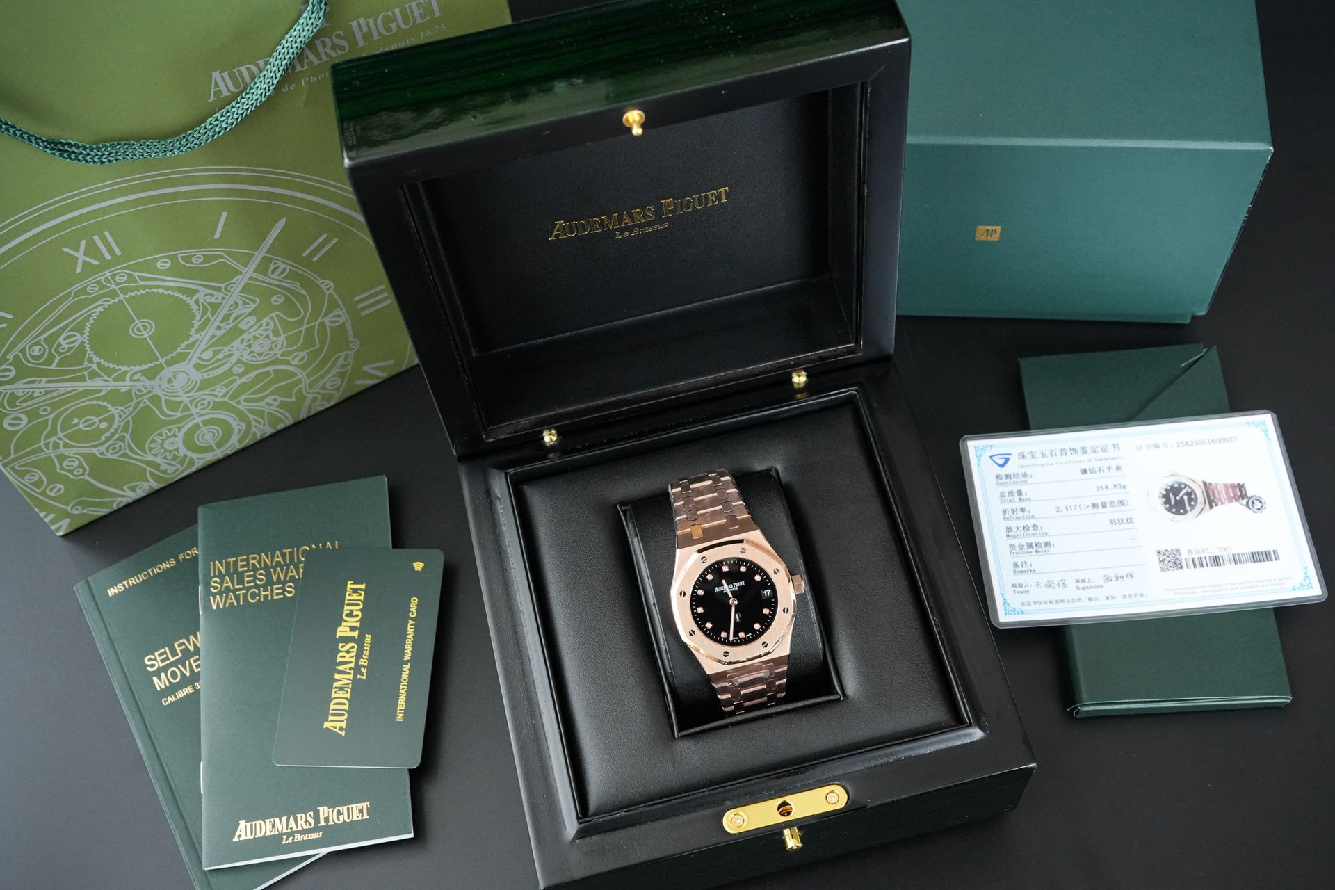 NO:393353,Audemars Piguet Royal Oak Series 15202 A hard steel king's style is pushed to a higher height [Case] ​​39MM diameter, ultra-thin case 9 thickness. Classic octagonal ring mouth polishing treatment, the masculine shape has a slight softness. It is paired with anti-glare treatment sapphire crystal mirror and bottom cover, and the waterproof depth is 50 meters. [Dial] can be dazzling and shine even in weak light, which is another breakthrough in the technical level of B7. Engraved 'etite  Taisserie' small plaid decoration, fluorescent-coated platinum three-dimensional hour markers and Royal Oak series fluorescent-coated hands are simple and noble. [Watch Strap] Steel King's iconic strap is meticulous in workmanship, and the size and width of each knot are moderate. Different from the previous folding clasp A square, it also uses polishing, which complements the same polished ring. [Movement] Self-developed and restored genuine Cal.2121 movement, with a similar appearance, and is no less than the original movement stability. In addition to the old model, it needs to be adjusted by turning the hour hand to adjust the calendar, the new movement can quickly adjust the calendar and make it more convenient to use. God-level texture, the king of polishing!  Please appreciate and play with all the watch friends!  ,,audemars19860909爱彼皇家橡树系列15202 A硬气钢王的风采推向更高的高度【表壳】39MM表径,超薄表壳9厚度 经典八边形圈口抛光处理,阳刚的造型中反而多了丝毫的柔和之感,搭配防眩光处理蓝宝石水晶镜面和底盖,防水深度达50米.【表盘】即便在微弱的光线下也能绚烂夺目,大放异彩,是B7又一技术层面的突破.镌刻“etite Taisserie”小型格纹装饰,荧光涂层白金立体时标和皇家橡树系列荧光涂层指针简洁而不失高贵.【表带】钢王标志性的表带做工一丝不苟,各个表结的大小、宽度适中.不同以往的折叠表扣A方块也采用抛光处理,与同样抛光处理的圈口相得益彰.【机芯】自研还原正品Cal.2121机芯,外观神似,更是不亚于原装的机芯稳定性,除去老款需靠转动时针调日历,新款机芯可以快调日历更加方便使用. 神级质感,打磨之王！ 敬请广大表友鉴赏把玩！,,audemars,Watch