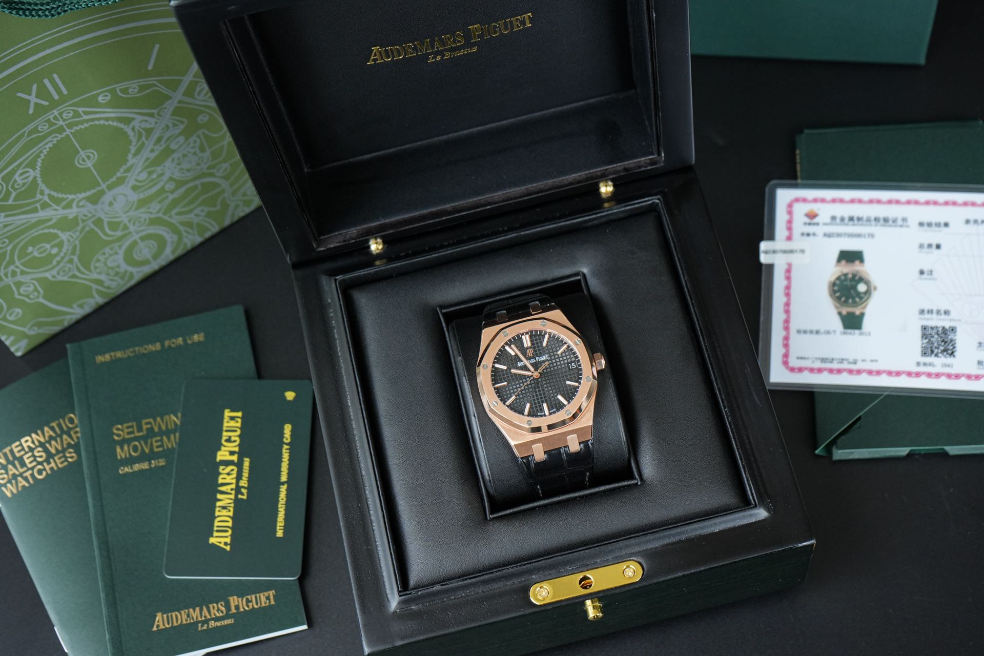 NO:393355,A Royal Oak series, model 15500OR, is from the great master of the contemporary clock and watch (no one) and has a rough and ostentatious design. The special octagonal porthole bezel is closely combined with the case with 8 hexagonal screws, which is highly recognizable and very stable. The inner liner structure design makes it have inadvertent magnetic and excellent diving performance, protecting the stability of the movement!  Black dial, large plaid decoration, paired with rose gold fluorescent three-dimensional hour markers and royal oak hand, anti-glare processing sapphire crystal mirror, 50m waterproof, super luminous!  The convex grid on the literal surface has a mapping circle that spreads from the inside to the outside, and the three-dimensional and delicate effect is beyond the ordinary goods on the market!  Hand-sewn 'Square Large Plaid' black alligator leather strap!  Although some of the accessories of this watch come from A domestic OEM factory through our channel, the movement part can be used as an all-in-one machine, Cal.4302 machine is the second largest watch brand in the world. The movements of this brand are all self-produced and are only assembled in Switzerland. After-sales issues of A-product movements around the world can only be sent back to Switzerland!  The stability of the original imported movement is unquestionable, and our store has a lifetime warranty!  Delivery full set of packaging, whether it is gift or keep it yourself, it is a fine product..., crocodile skin19860909A皇家橡树系列,型号15500OR,出自当代最伟大的钟表大师（没有之一）尊达之手,设计粗旷张扬,特殊的八角形舷窗表圈用8颗六角螺钉与表壳紧密结合,辨识度极高,且极具稳定性,内胆结构设计更使它具备不慎防磁和卓越的潜水性能,保护机芯的稳定性！黑色表盘,大格纹装饰,搭配玫瑰金荧光立体时标和皇家橡树指针,防眩目处理蓝宝石水晶镜面,50m防水,超强夜光！字面上的凸状格子有映射圈从内向外扩散,立体细腻的效果非市面上普通货所能比极！手工缝制“方形大格纹”黑色鳄鱼皮表带！虽然此款表的配件通过我们的渠道有部分出自A国内代工厂,可机芯部分,采用一体机, Cal.4302机世界排名第二的腕表品牌,该品牌机芯全部自产且只在瑞士组装,全球的A产品机芯售后问题也只能发回瑞士！原装进口机芯稳定性毋庸置疑,本店终身保修！配送全套包装,无论送礼还是自留都是精品……,,crocodile skin,Watch