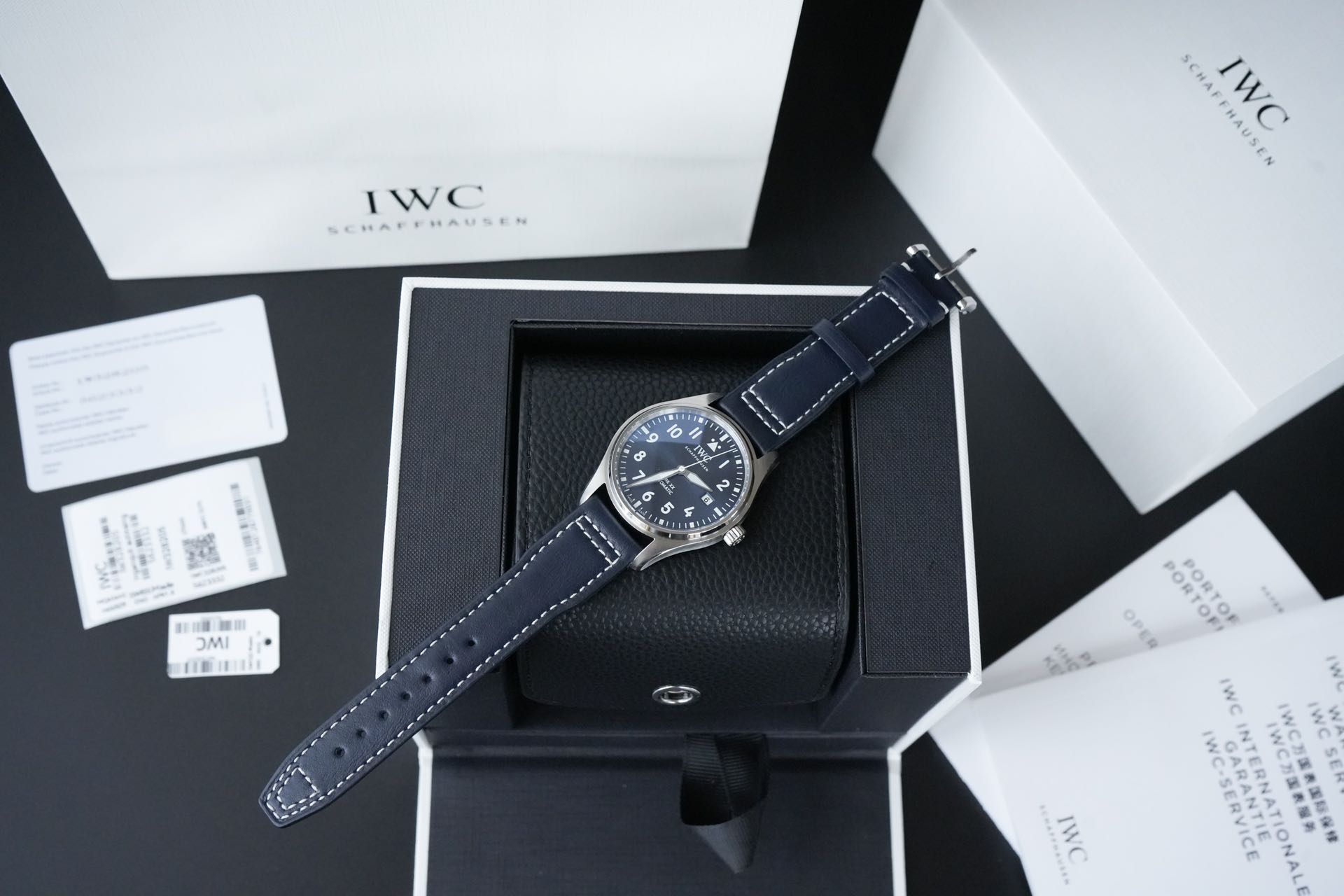 NO:393333,Buy. Hard goods are first released, hot new models, exclusive to the market!  IW328201. The IW328201. The IW328201. The IW32824 Pilot Mark Twenty Inheritance Watch uses the original Swiss Eta2824 movement. The 40mm diameter is 40mm, the fully digital scale is super luminous, and the double-sided anti-reflective convex sapphire glass watch mirror is imported from Italy. It can be equipped with a new injection quick-release strap process. The cost of a cowhide is several times that of the general cowhide in the market. It has reached the top level in the industry in the control of many details, and many can be used as a benchmark. The details of the watch are meticulous. The original price is more than 4.2w, which can be easily controlled by ordinary people. This IW3 pilot watch is regarded as a classic model of the IW3. It is suitable for wearing in any scene. It can be regarded as a versatile artifact. The full set of packaging is shipped, iwc, cowhide19860909批.硬货首发,爆款新款,市场独家！IW328201.万国飞行员马克二十传承腕表,采用原装瑞士Eta2824机芯.40mm表径,全数字刻度超强夜光,双面防反光凸状蓝宝石玻璃表镜.独家渠道进口意大利SANTONI牛皮,可配全新注入快拆表带工艺.一条牛皮成本相当于市场一般牛皮的几倍,在很多细节的把控上都已达到行业顶级,且多项可为标杆,整表细节一丝不苟. 原装价格4.2w余,一般人均可轻松驾驭,此款万国飞行员腕表视为万国经典款型,任何场景着装均适合佩戴,可谓百搭神器.全套包装出货,,iwc,cowhide,Watch