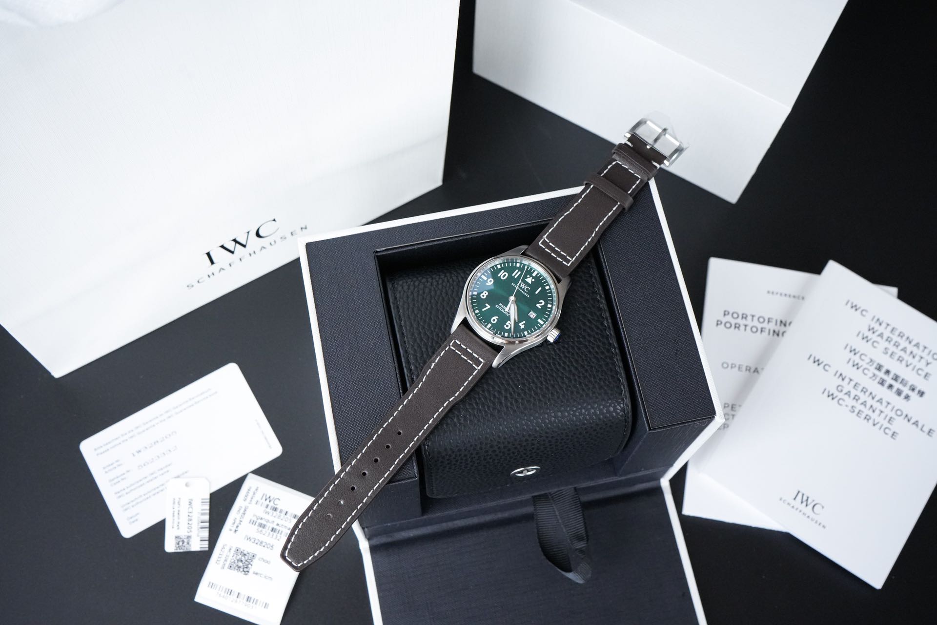 NO:393344,Buy. Hard goods are first released, hot new models, exclusive to the market!  IW328201. The IW328201. The IW328201. The IW32824 Pilot Mark Twenty Inheritance Watch uses the original Swiss Eta2824 movement. The 40mm diameter is 40mm, the fully digital scale is super luminous, and the double-sided anti-reflective convex sapphire glass watch mirror is imported from Italy. It can be equipped with a new injection quick-release strap process. The cost of a cowhide is several times that of the general cowhide in the market. It has reached the top level in the industry in the control of many details, and many can be used as a benchmark. The details of the watch are meticulous. The original price is more than 4.2w, which can be easily controlled by ordinary people. This IW3 pilot watch is regarded as a classic model of the IW3. It is suitable for wearing in any scene. It can be regarded as a versatile artifact. The full set of packaging is shipped, iwc, cowhide19860909批.硬货首发,爆款新款,市场独家！IW328201.万国飞行员马克二十传承腕表,采用原装瑞士Eta2824机芯.40mm表径,全数字刻度超强夜光,双面防反光凸状蓝宝石玻璃表镜.独家渠道进口意大利SANTONI牛皮,可配全新注入快拆表带工艺.一条牛皮成本相当于市场一般牛皮的几倍,在很多细节的把控上都已达到行业顶级,且多项可为标杆,整表细节一丝不苟. 原装价格4.2w余,一般人均可轻松驾驭,此款万国飞行员腕表视为万国经典款型,任何场景着装均适合佩戴,可谓百搭神器.全套包装出货,,iwc,cowhide,Watch