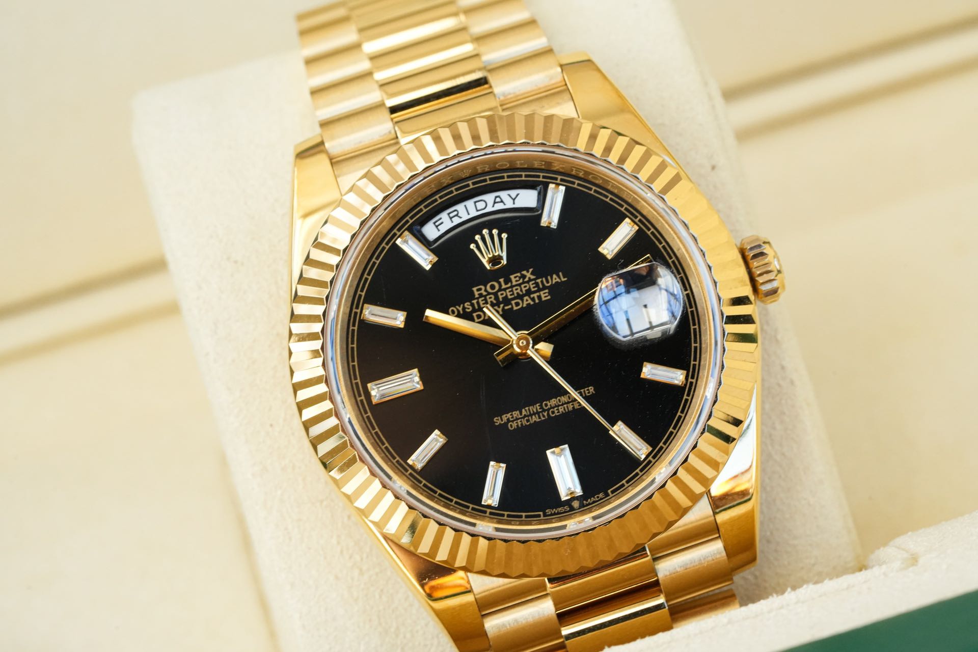 NO:393423,The dial details are enlarged and shot, the original electric blue light design is synchronized with the calendar grains on sapphire glass, the weekly font is in bold synchronized with the original, and the inner circle is engraved with radium engraving and corroded fonts are exactly the same as the cabinet.19860909表盘细节放大实拍,蓝宝石玻璃上日历晶粒同步原版电蓝光设计,星期字体采用与原版同步粗体,内圈刻字 行云流水的镭刻腐蚀字印与柜货一模一样,,Watch