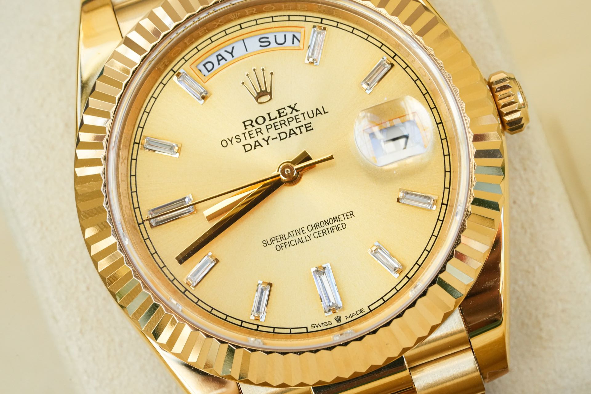 NO:393424,Golden sand disk The dial sand pattern technology is a very test of the craftsmanship!  The sand patterns are radial, and even if the sand patterns are very fine, there is no overlap!  The sand particles are very small but each one is independent and the same size.19860909金色砂盘 表盘砂纹工艺是很考验工艺的一个点！砂纹呈放射状、即使是砂纹很细却没有一丝的重叠！砂粒非常细小却每一颗都是独立、大小相同,,Watch