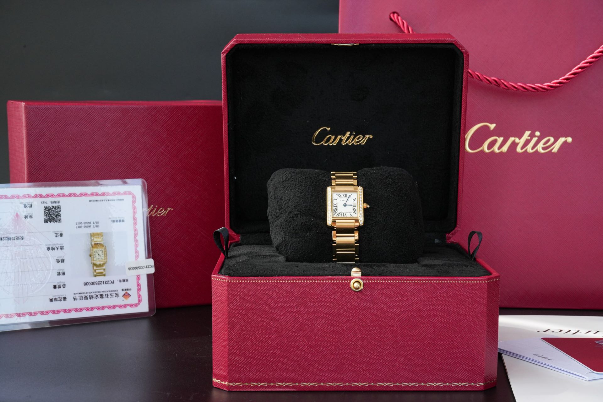 NO:393434,The latest 2nd generation TANK Francaise French tank real diamond women's watch!  The case is set with 22 2.1 super large diamonds, about 0.7 carats, equipped with a test certificate of the national inspection agency!  One item, one certificate, one watch, one code. The dial size is 25.7*21.2mm. As the core element of the TANK series, the second generation has improved the details of the case, crown, bracelet, and dial design, and the overall style is more modern!  The new case and bracelet are made of imported 316F stainless steel. The movement is made of imported Swiss quartz movement. The case size is slightly higher than the old model, and the proportion of the bracelet links has also been redesigned. Both are made of large-area brushed satin craftsmanship. The case and bracelet are integrated with extremely coherent lines, elegant and neat!  The links of the integrated chain strap are made of a 'half-drop design' and are very soft and flexible and interlocking, which can perfectly fit the wrists of different wearers!  Parallel lugs are paired with curved case, and the end is slightly rounded and softer. The cleverness and attentiveness of the new work is to dig a groove into the crown in the case so that the crown can be half buried in the shell, forming a crown shoulder guard, which can not only alleviate the crown's top hand problem but also make the visual effect simpler and more refined!  The dial adopts silver-white brushed technology, and the hour markers and minute scales are added to the concave lines. The new work has upgraded three-dimensional metal hour markers compared to the old work, and is equipped with a pure fire-burning steel blue needle, which is more layered and modern under the mirror of the high-penetrating French sapphire!  ,bracelet19860909最新第2代TANK Francaise法国坦克真钻女士腕表！表壳镶嵌22颗2.1超大钻石 约0.7克拉,配国检机构检测证书！一物一证一表一码.表盘尺寸小号25.7*21.2mm. “一体手镯式”作为TANK系列的核心元素,第2代对表壳、表冠、表链、表盘设计细节均进行改进,整体风格更加现代！新作表壳和表链均采用进口316F精钢打造.机芯采用瑞士进口石英机芯.表壳尺寸比旧款略微增加,表链链节比例也经过重新设计,均采用大面积的拉丝缎面工艺,表壳和表链浑然一体,极其连贯的线条,优雅利落！一体式链带的链节采用“半跌式设计”非常柔软灵活且环环相扣,可以完美的贴合不同佩戴者的腕部！ 平行表耳搭配弧形表壳,末端稍加圆角处理更显圆润柔和.新作的巧妙和用心之处还在于在表壳给表冠处挖出一个凹槽,让表冠可以半埋在壳中,形成一个表冠的护肩,这样既可以减轻表冠顶手问题也让视觉效果更为简约洗练！表盘采用银白拉丝工艺,时标和分钟刻度均增加凹雕线条.新作比旧作升级了立体金属时标,配以粹火烧钢蓝针,在高穿透法国蓝宝石镜面映照下更加充满层次感和现代感！,,bracelet,Watch