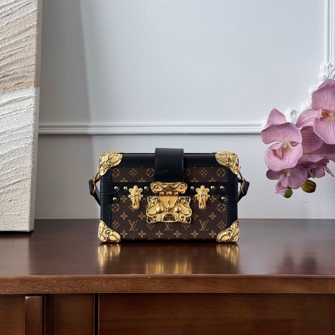 Louis Vuitton -
M13738
12.5x20x6cm