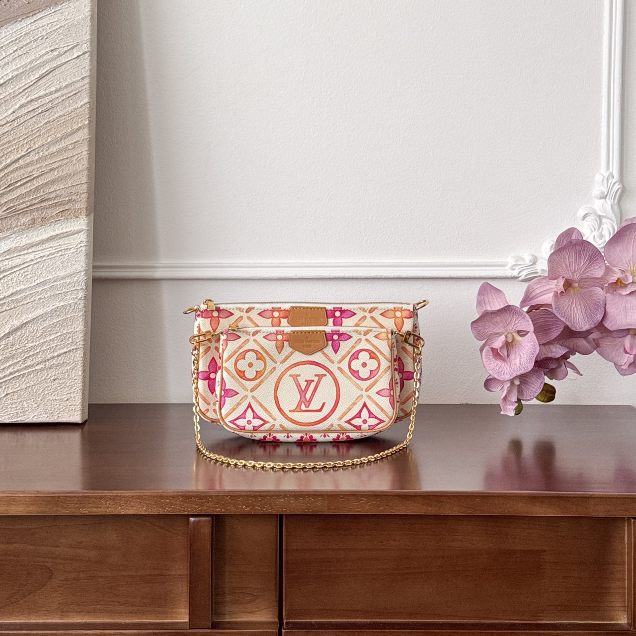 Louis Vuitton -
M25374-
24x13.5x4cm