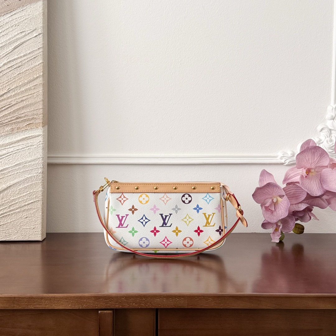 Louis Vuitton &
M13404
13x4x22cm