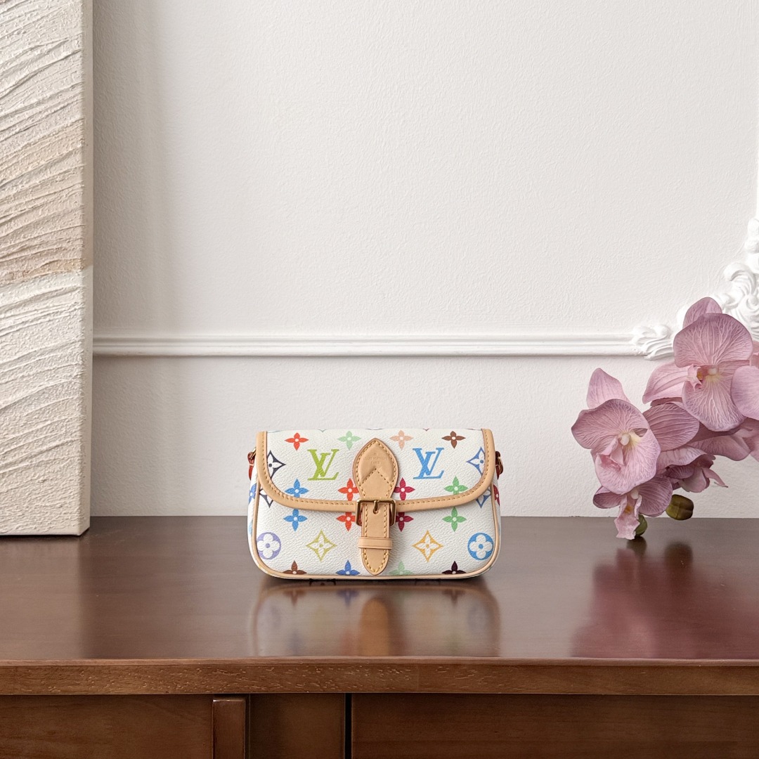 Louis Vuitton &nano
M14194
10.5x6x19cm