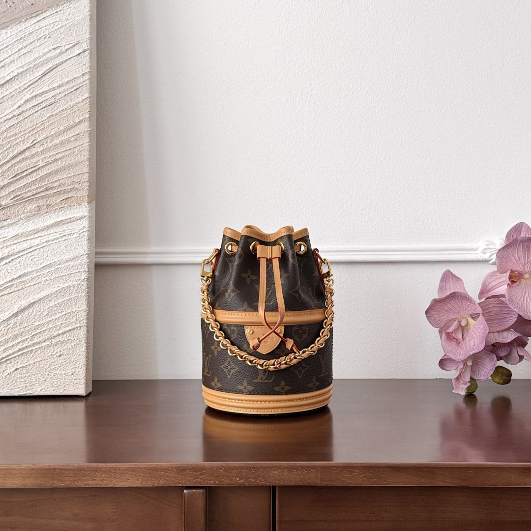 Louis Vuitton -
M83481
14x20.5x14cm