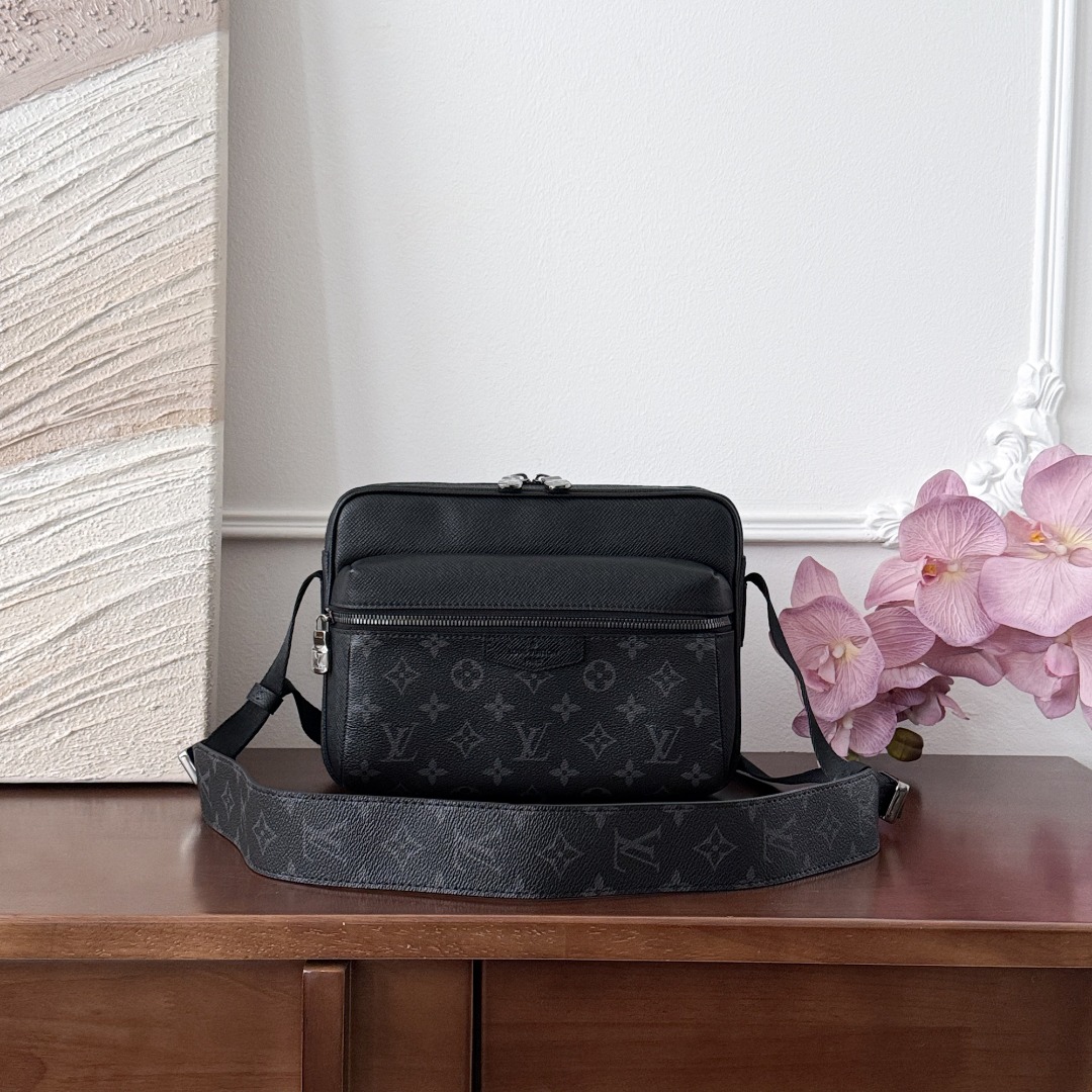 Louis Vuitton -
M30233
29.5x20x10.5cm