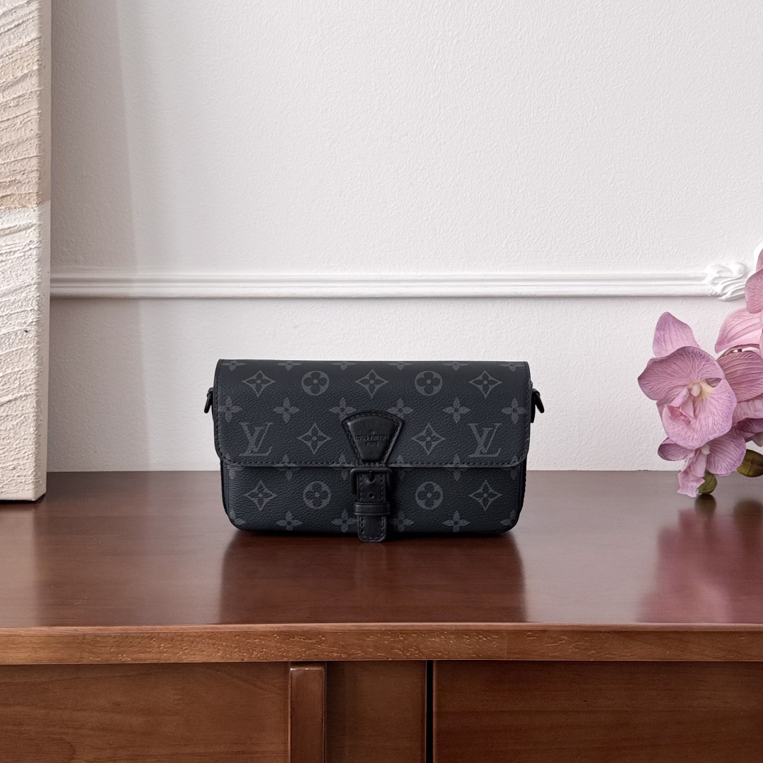 Louis Vuitton -
M83567
22x12x6cm