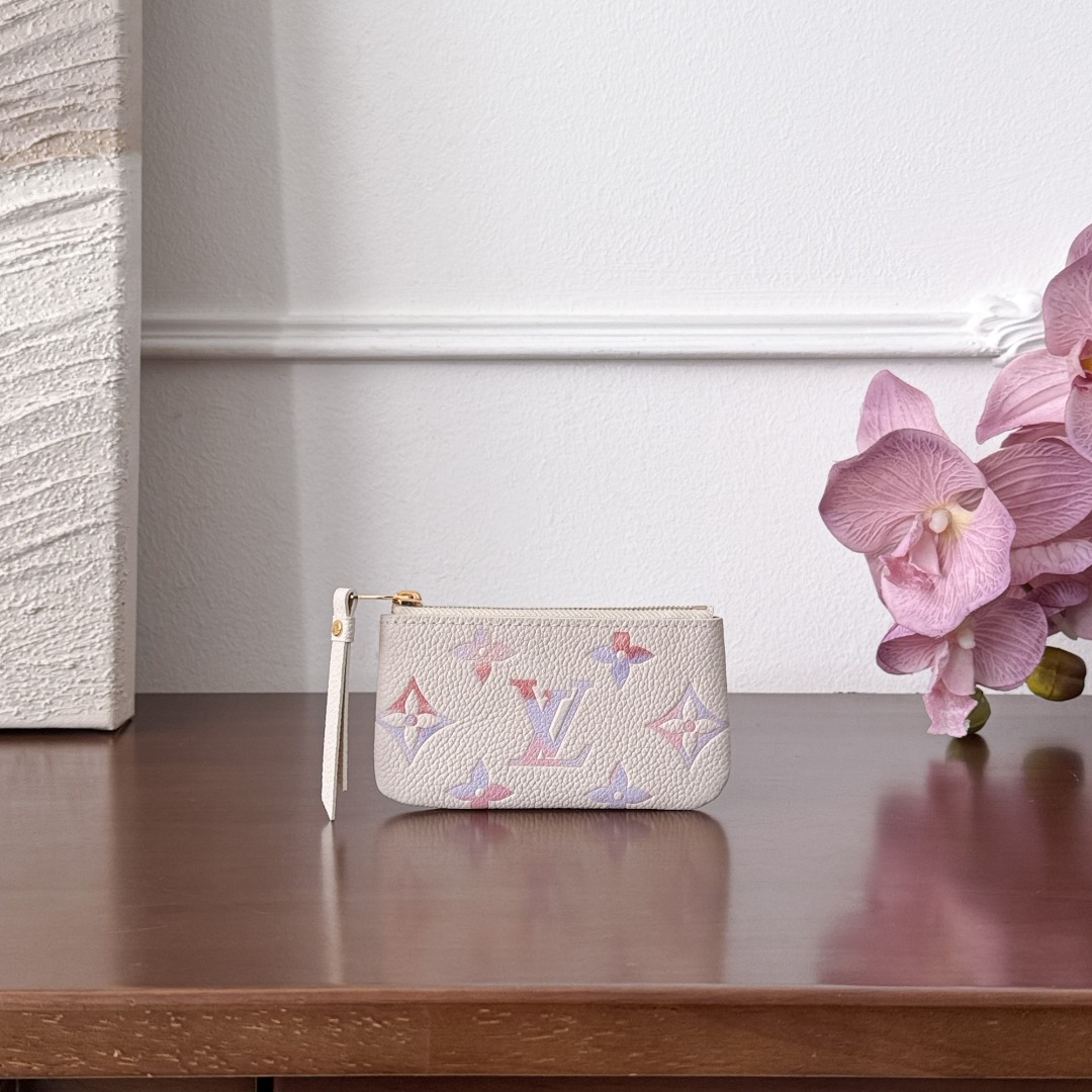 Louis Vuitton -
M25597
7x1.5x12cm