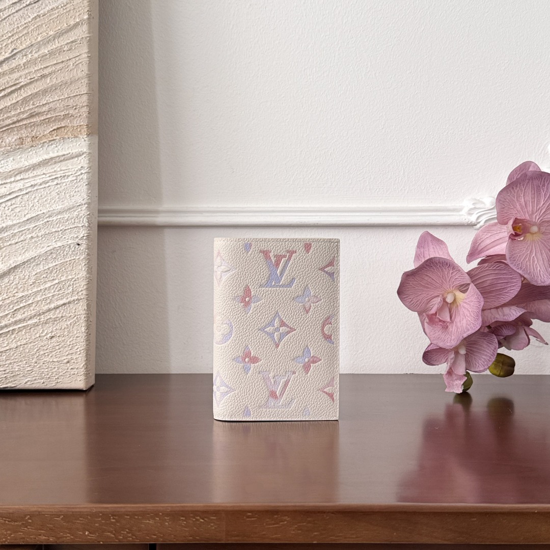 Louis Vuitton -
M25917
7x1.5x12cm