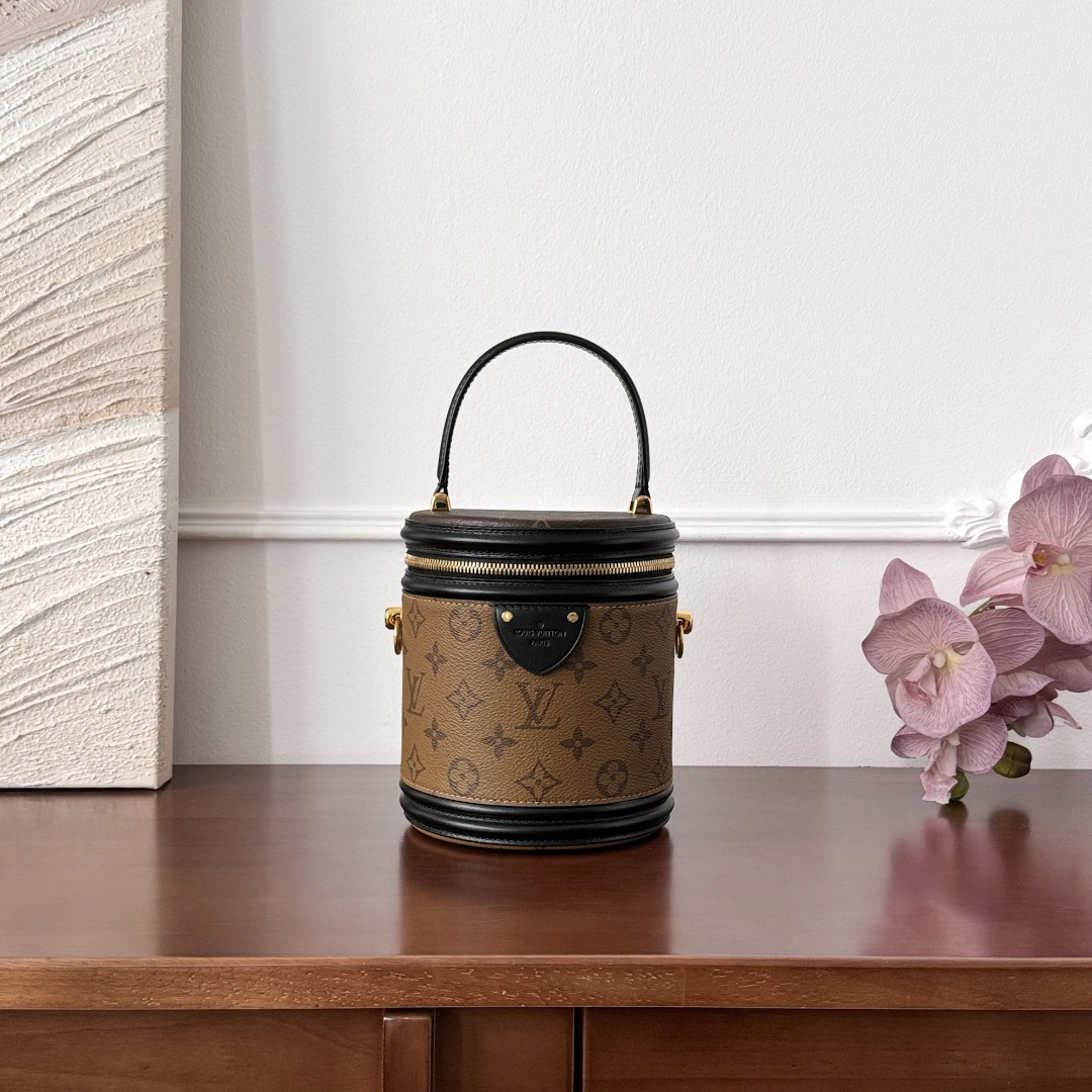 Louis Vuitton M43986
17x15x15cm