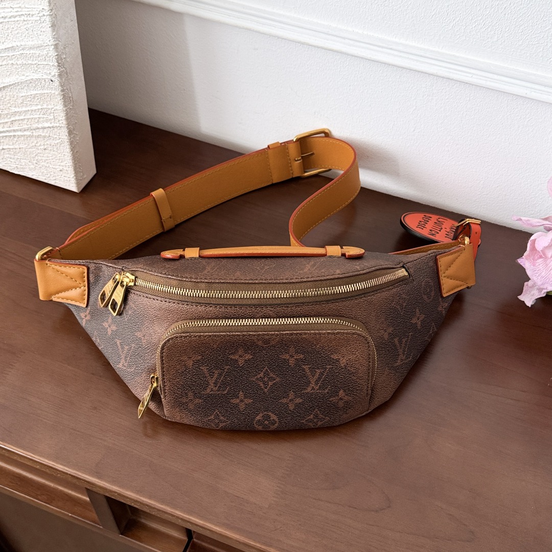 Louis Vuitton -
M11539
30x8x15cm