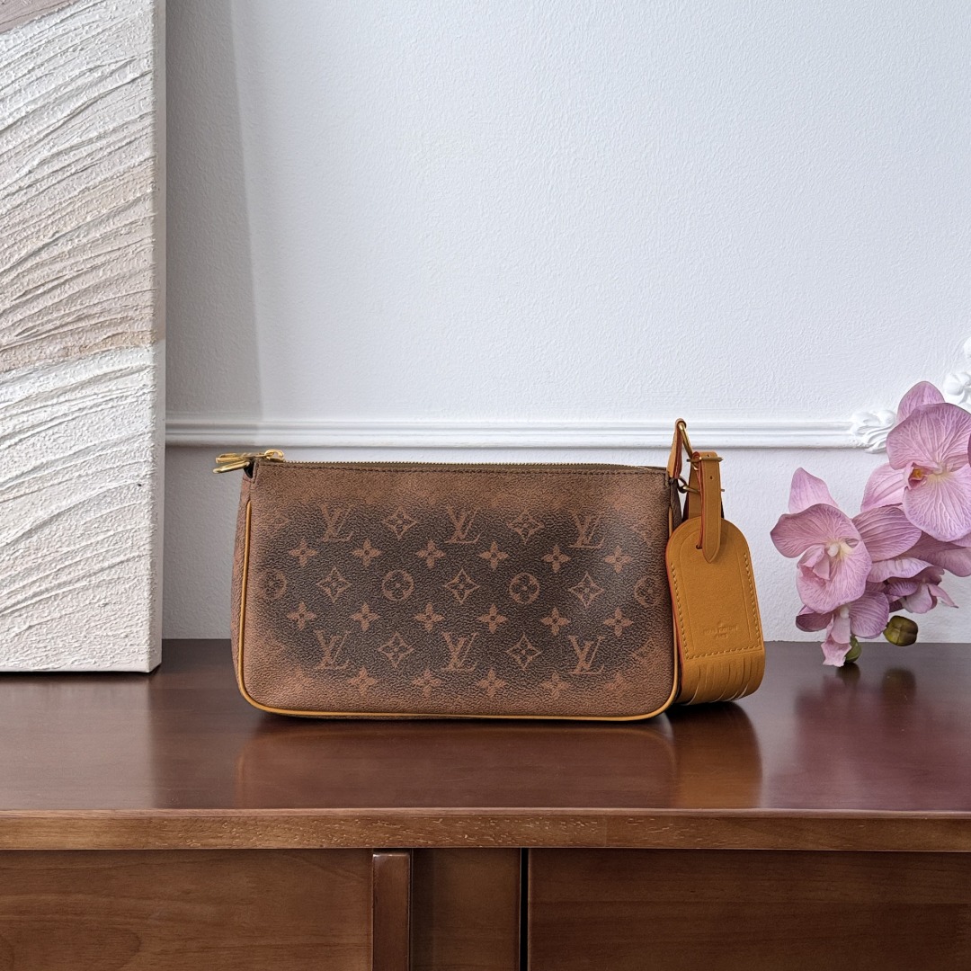 Louis Vuitton -
M11623
27.9x8.8x16.5cm