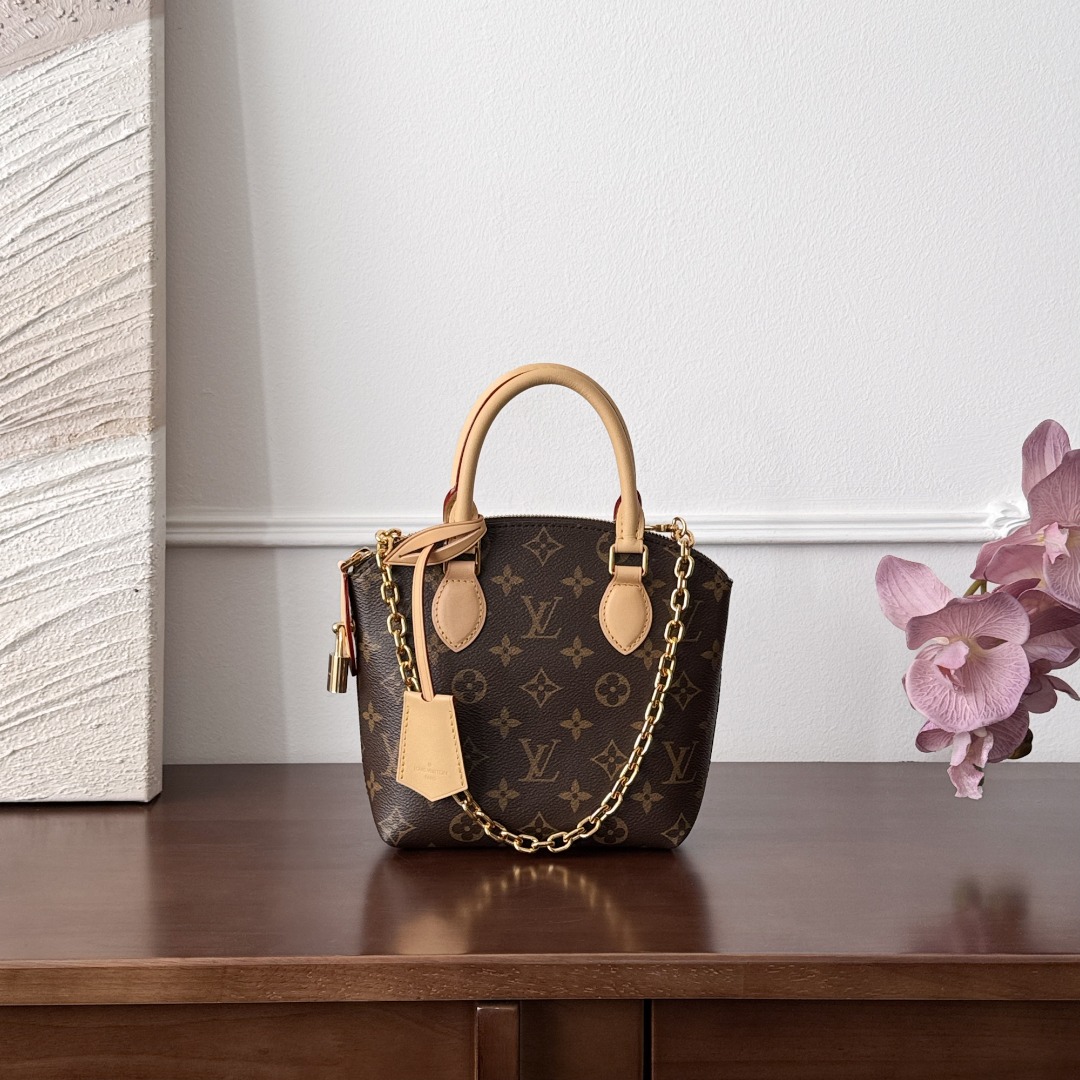 Louis Vuitton M12019
15x7x19cm