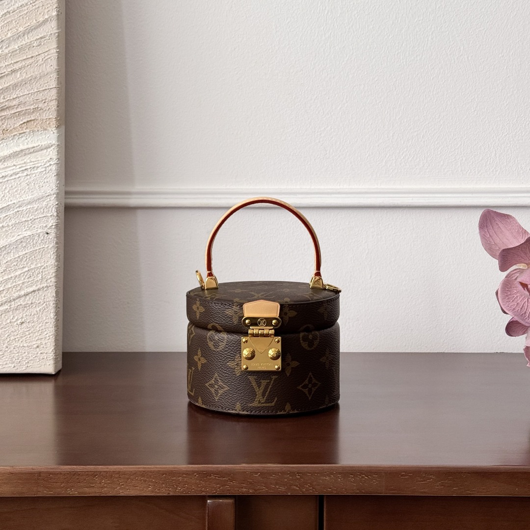 Louis Vuitton M46933
13.5x9x11.5cm