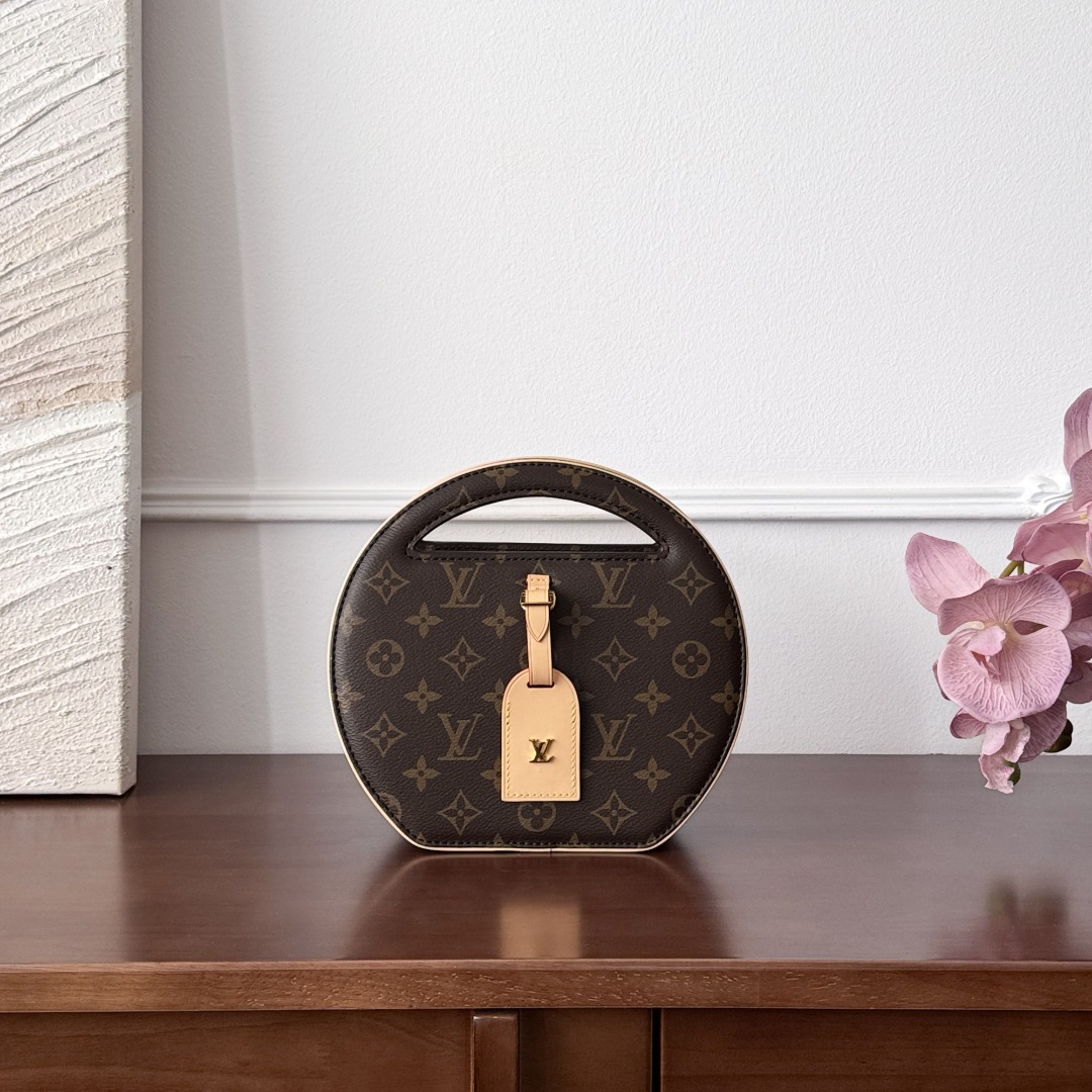 Louis Vuitton -
M47117
22.5x21x7cm