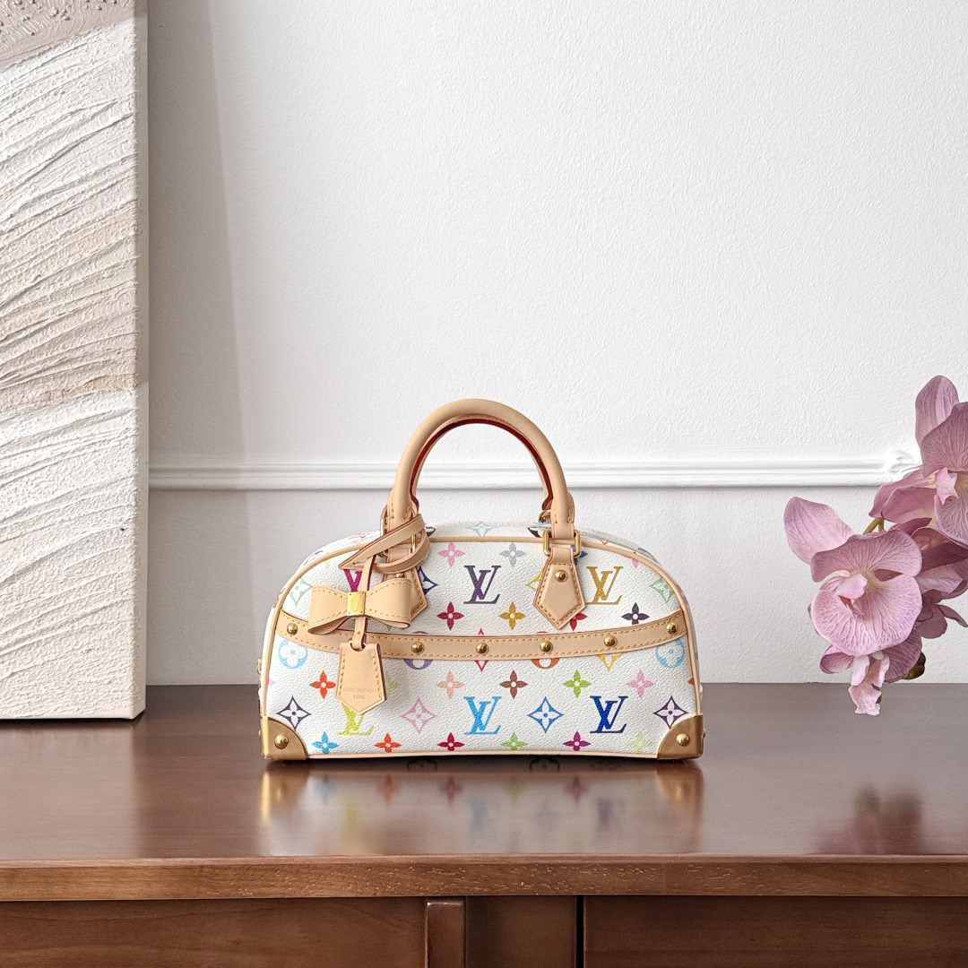 Louis Vuitton -
M13084、
14x10x27cm