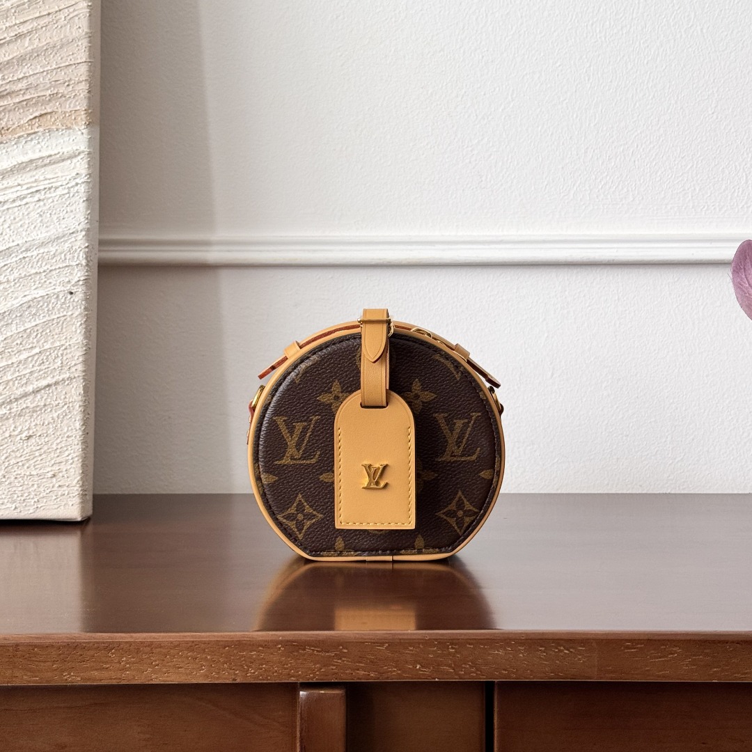 Louis Vuitton mini 8