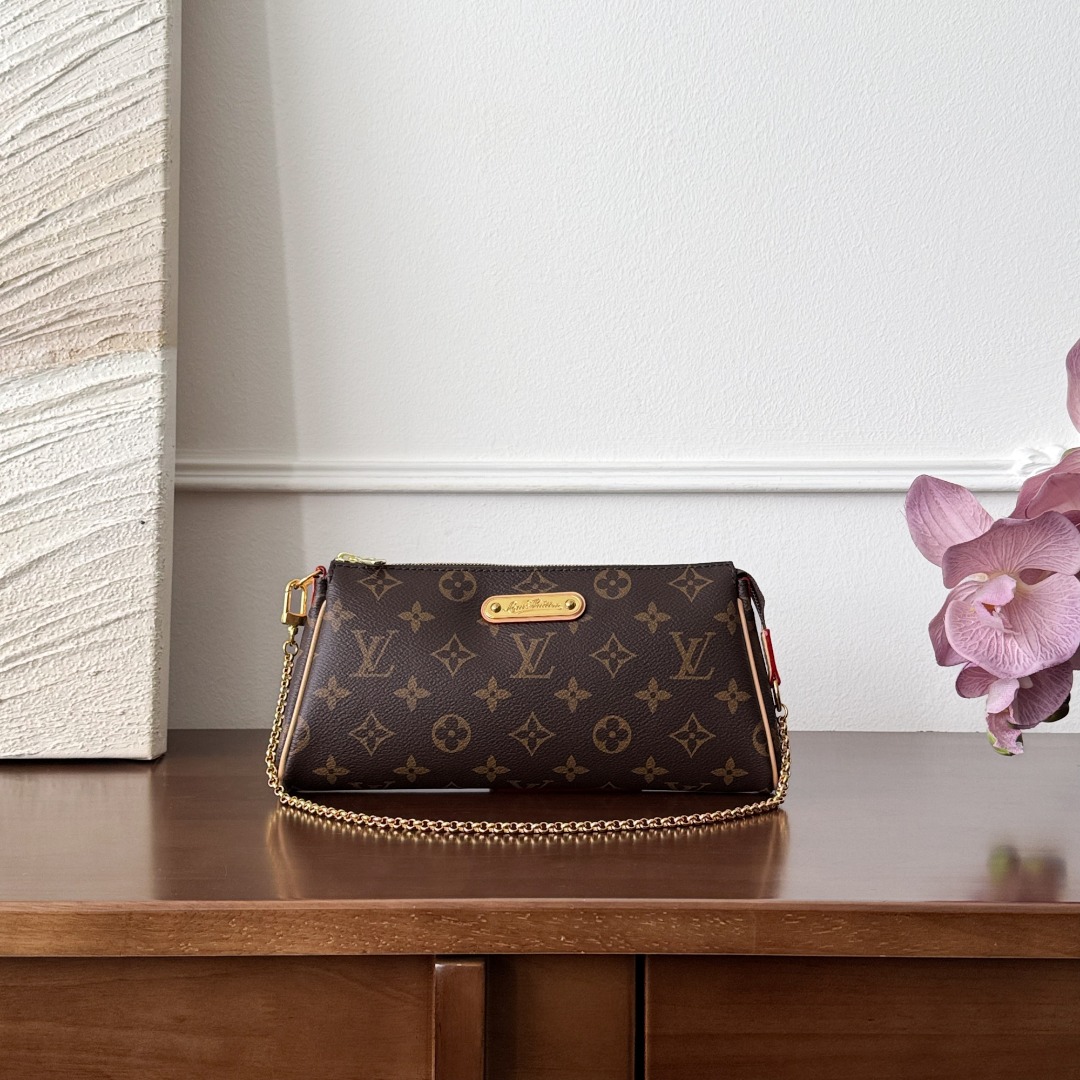 Louis Vuitton Pochette
M95567
25x13x4cm