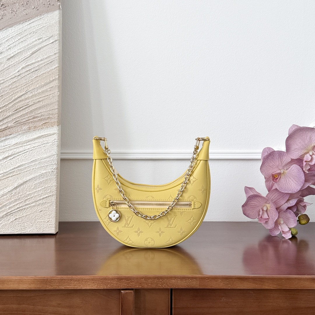 Louis Vuitton -
M11279-
24x22x6cm