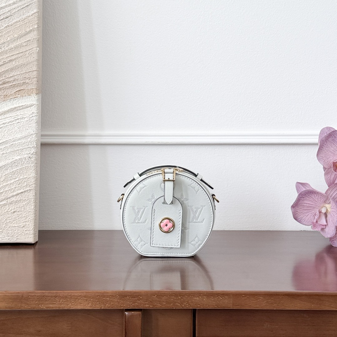 Louis Vuitton -
M11294-
13x12x6.5cm