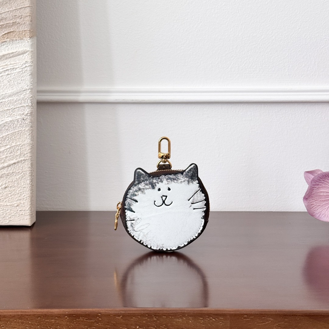 Louis Vuitton -
M15139
9.5x1.5x9.5xm