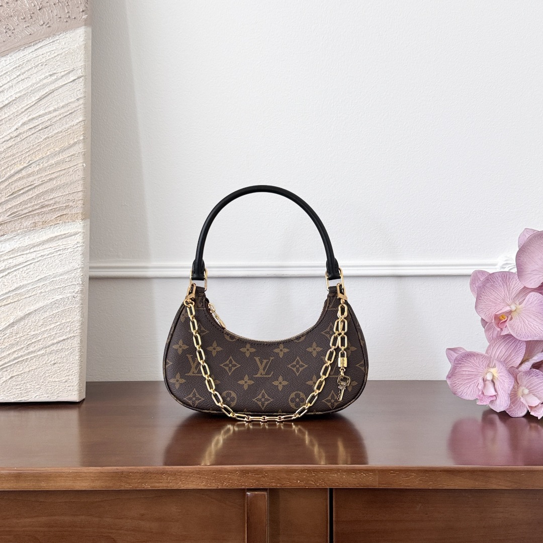 Louis Vuitton -
M25223
10x6x24cm