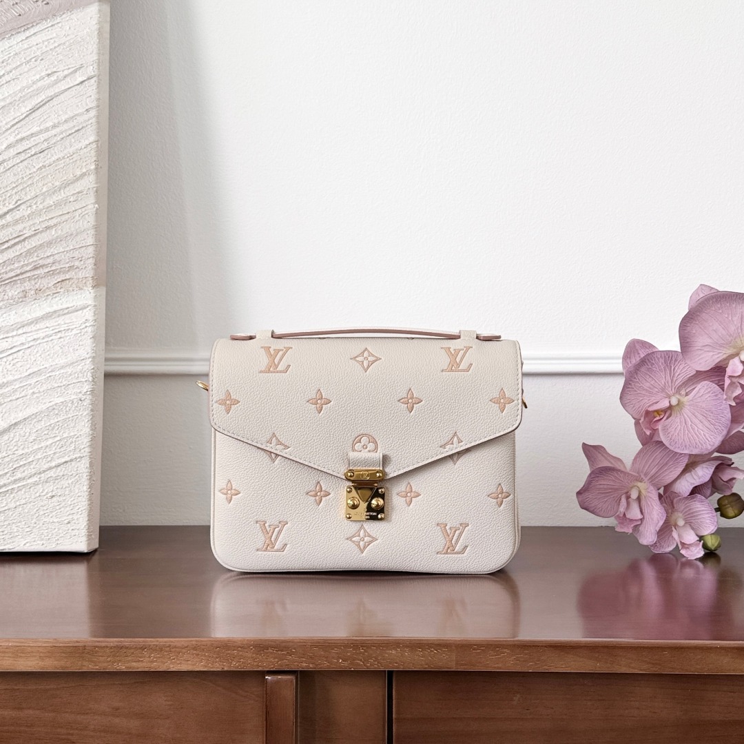 Louis Vuitton -
M14977
25x19x7cm