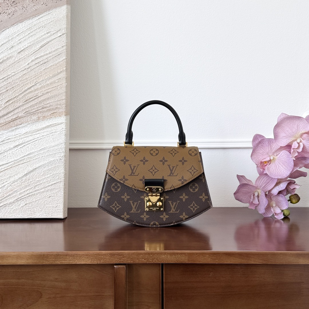Louis Vuitton -
M46548
24x18x7cm